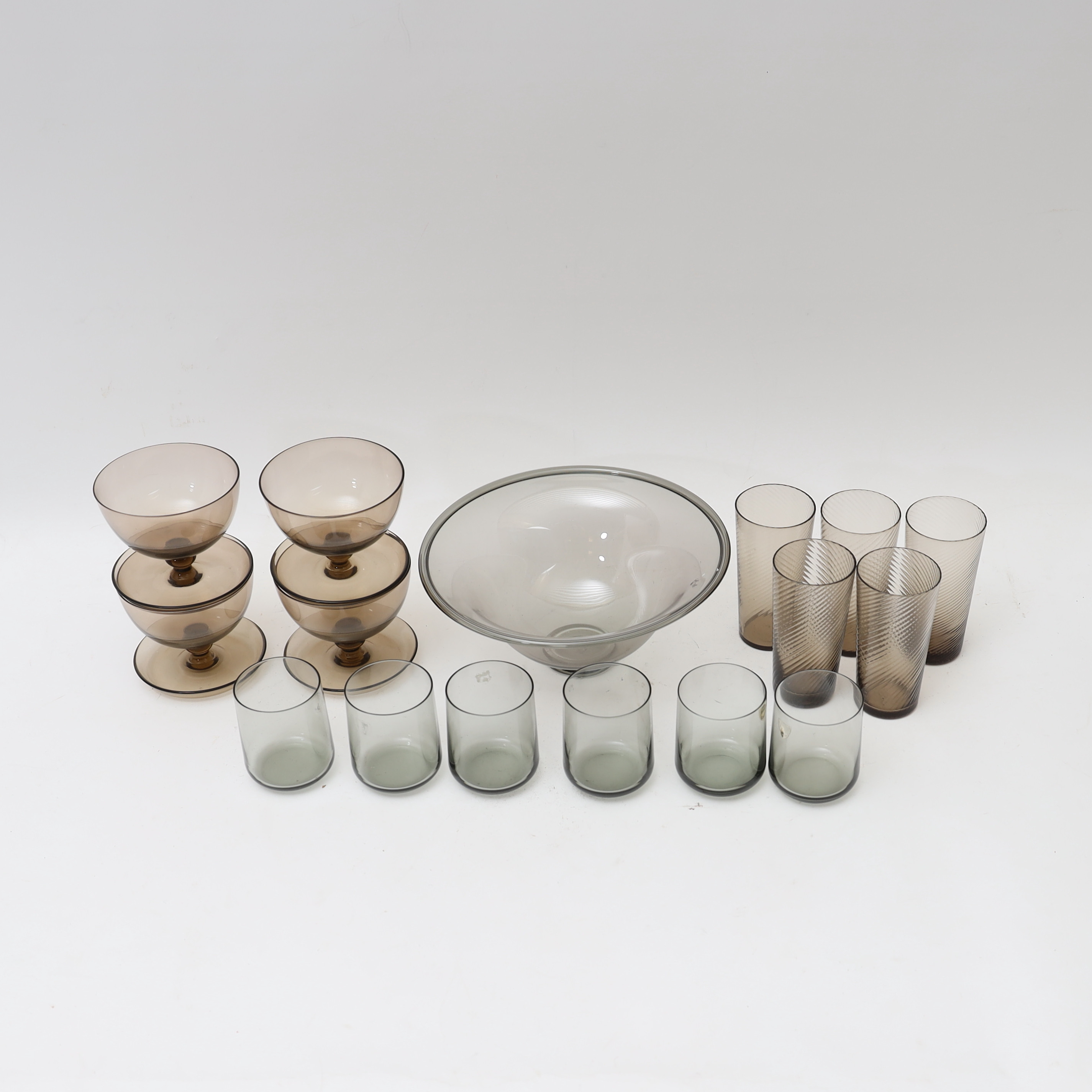 GLAS 16 DELAR, Dricksglas "Snoddas" dessertskålar "puck" selterglas Orrefors, samt skål Wilke Adolfsson.