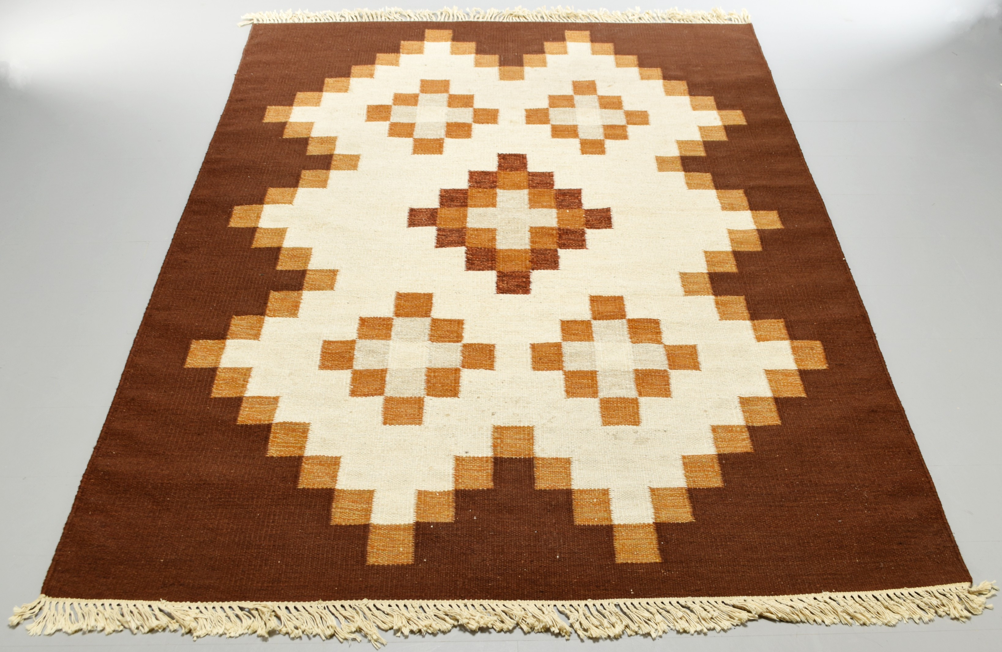 MATTA, Röllakan, 1900tal, Brun/orange/ Vit 172x238 cm.