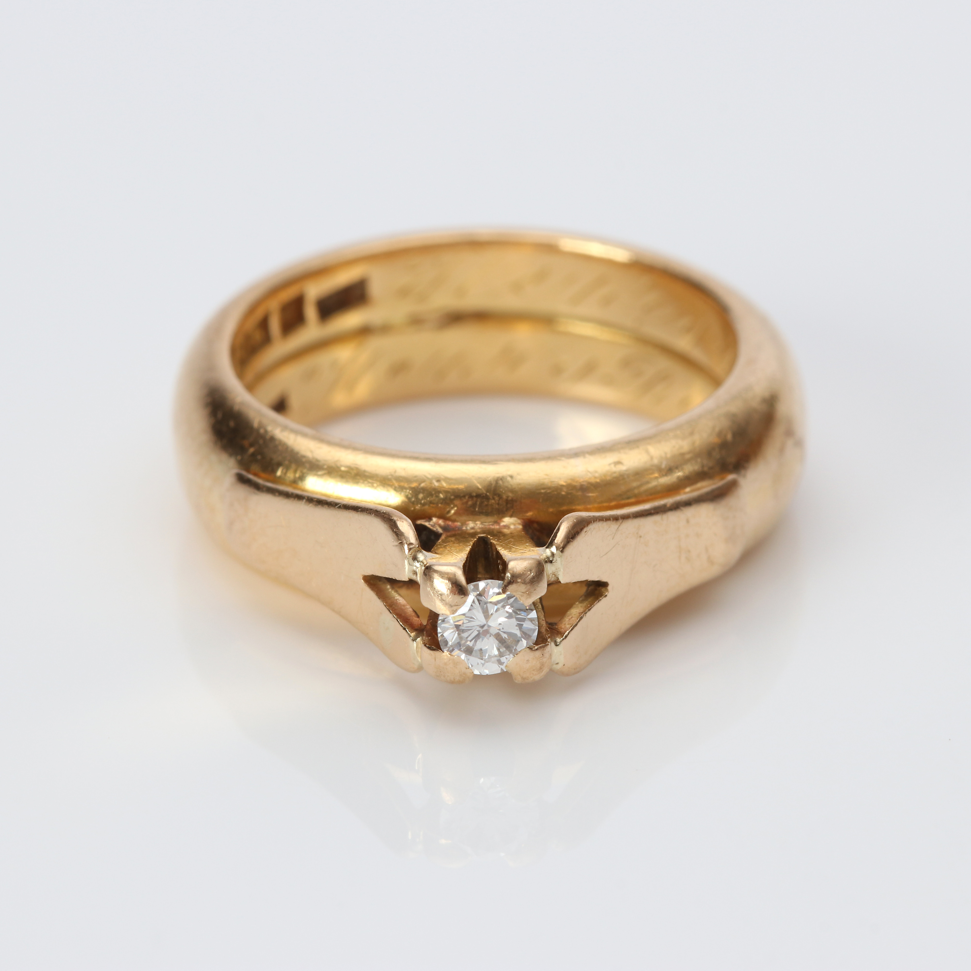 RING MED DIAMANT. 20k guld med en briljantslipad diamant, totalvikt ca 12,2 gram.