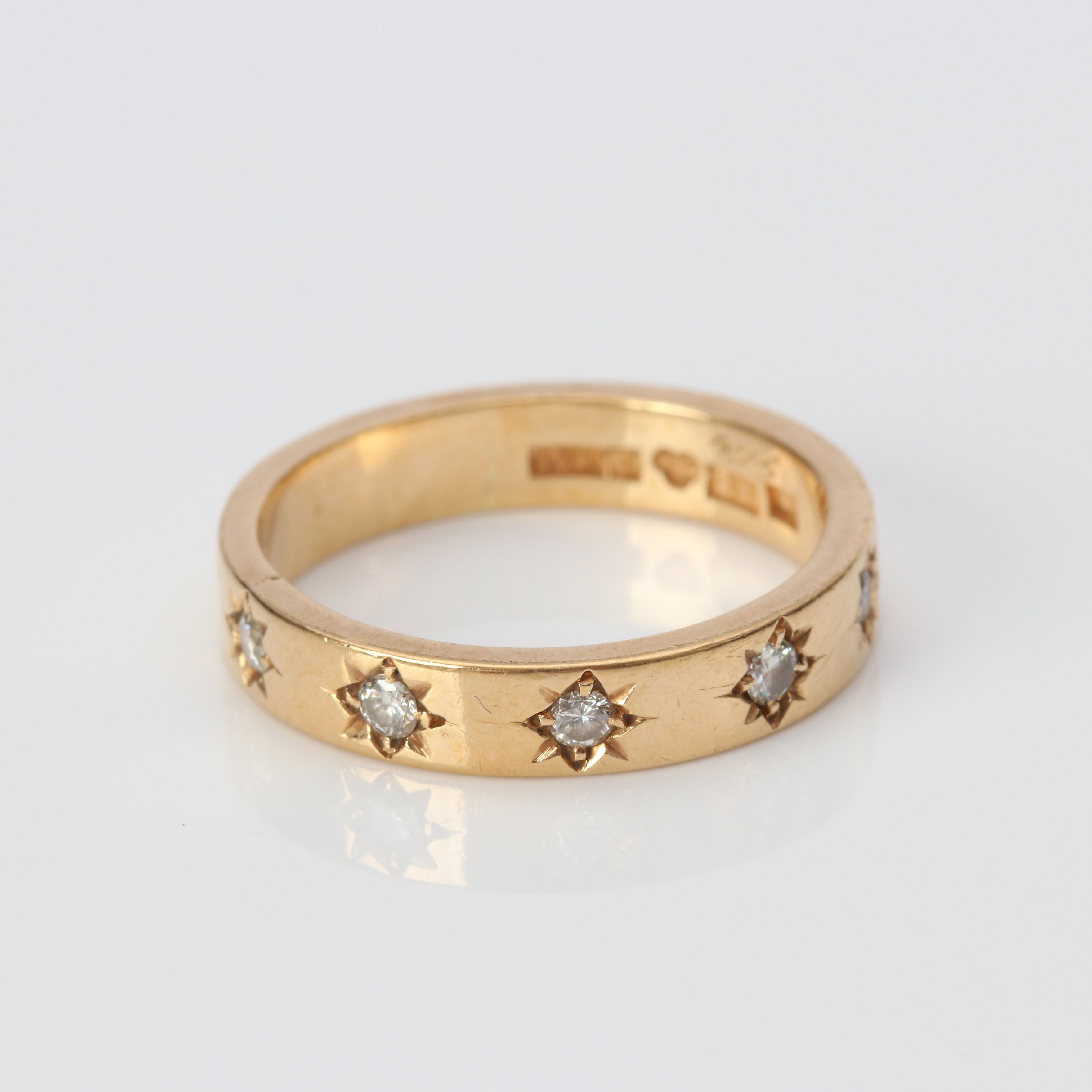 DIAMANTRING. 18k guld med fem briljantslipade diamanter, totalt 0,15 ct, vikt ca 4,6 gram.