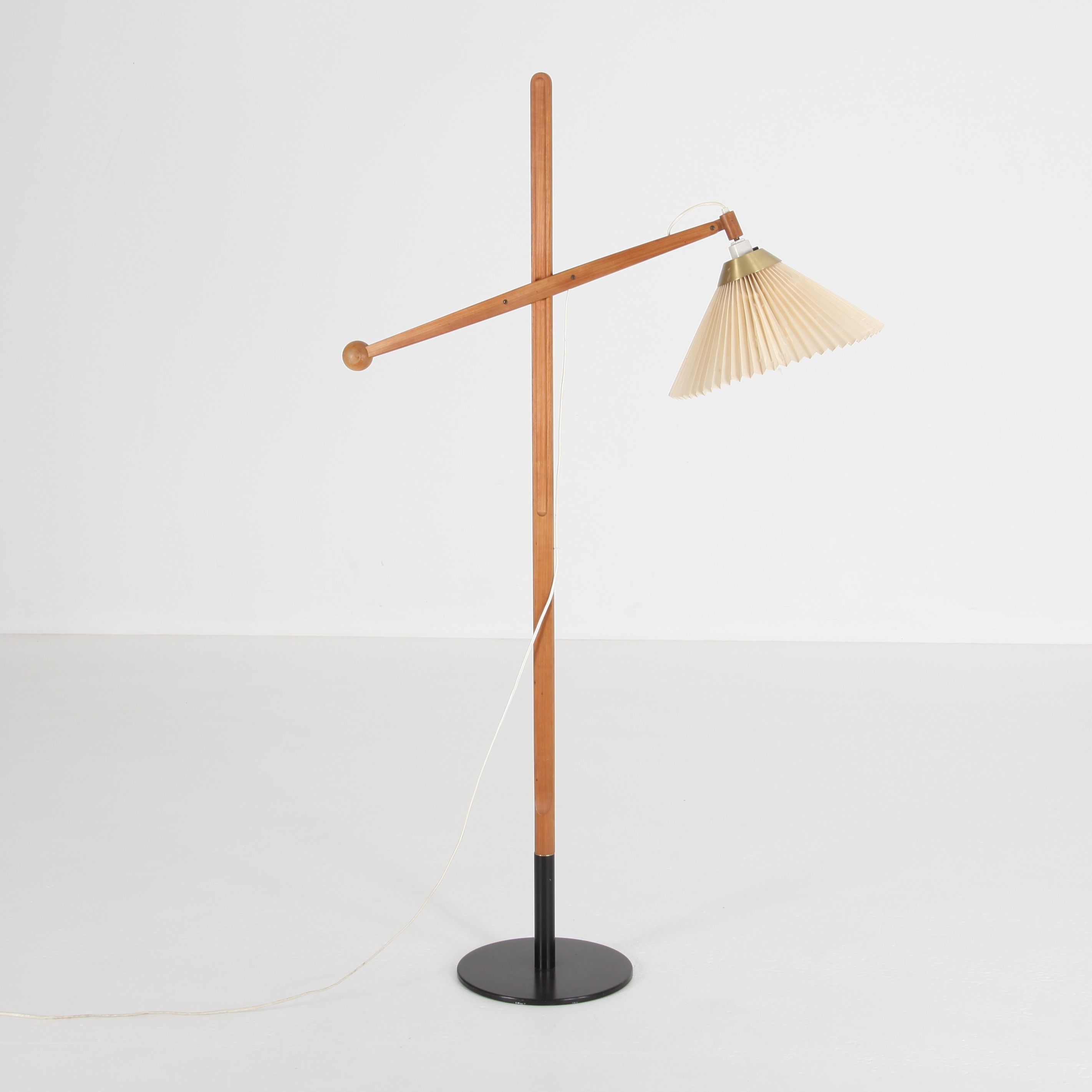 VILHELM WOHLERT. 1920-2007. Golvlampa, Le Klint 325.