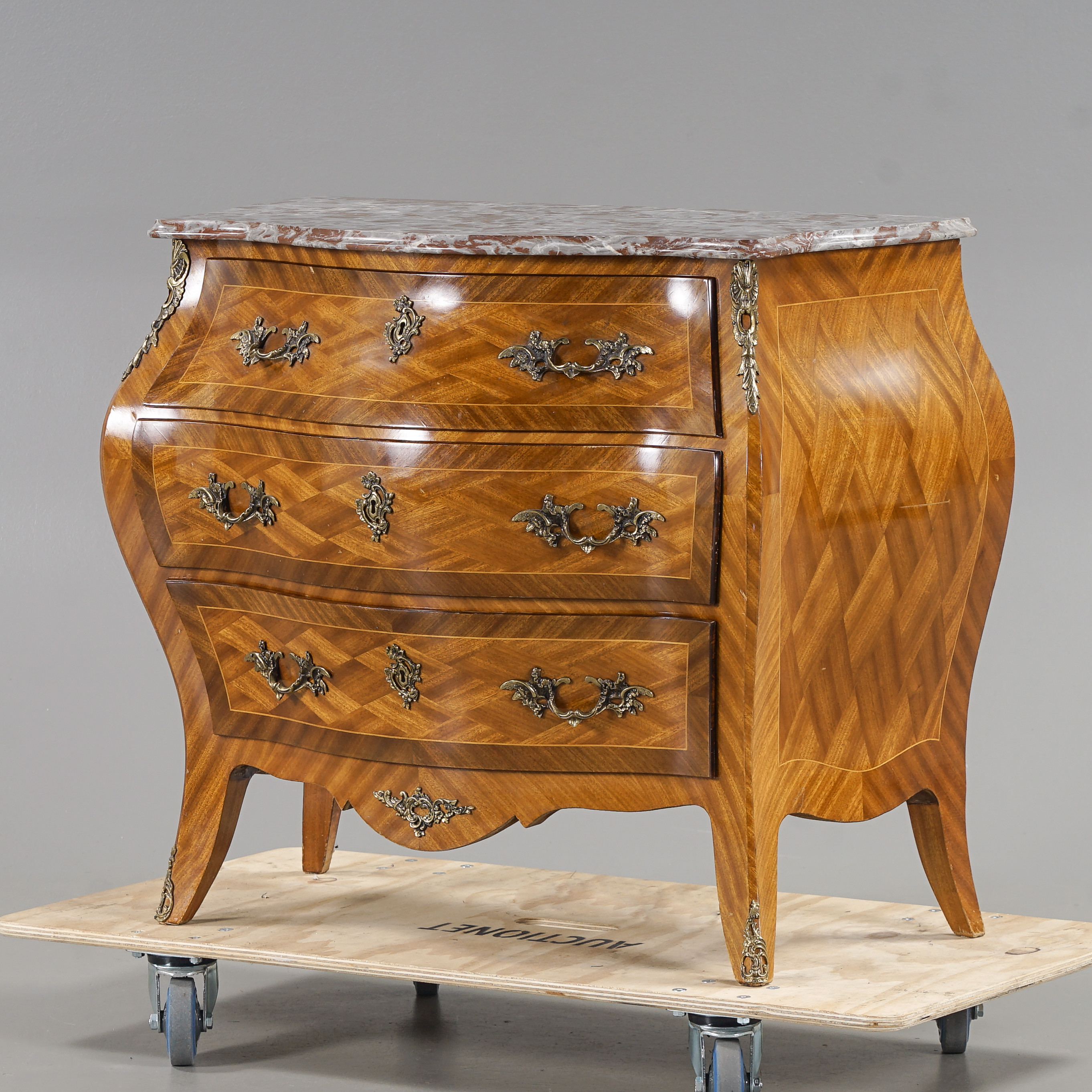 BYRÅ Rokokostil, Mahogny med stenskiva, 1900-talets andra hälft.