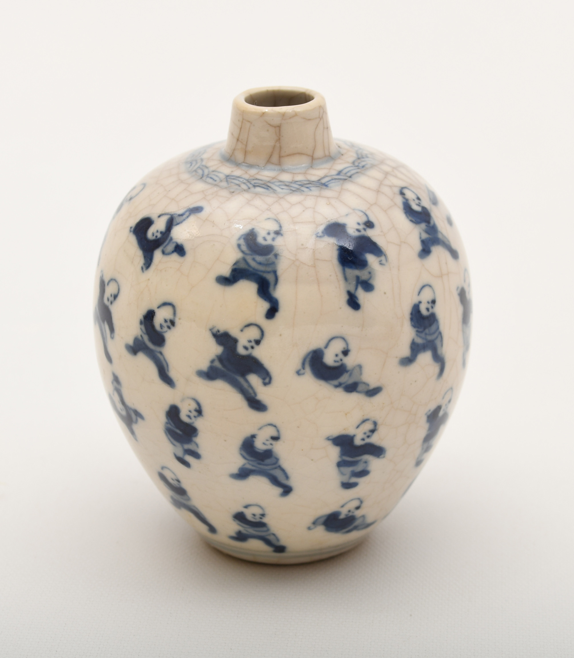 KINA. Miniatyrvas. Porslin, "lekande pojkar", Kina.