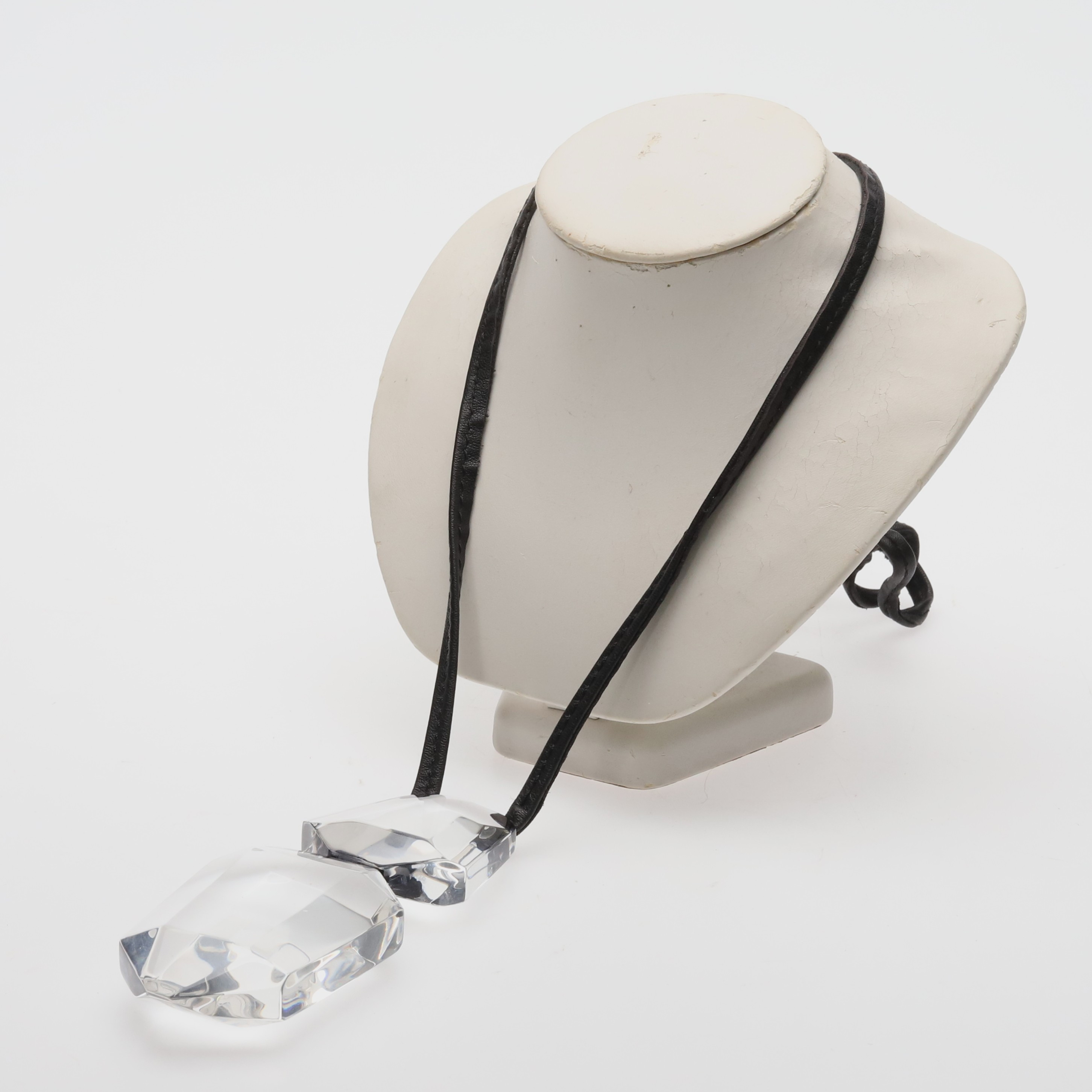 HALSBAND. Akryl och läder. GERDA LYNGGAARD för Monies.
