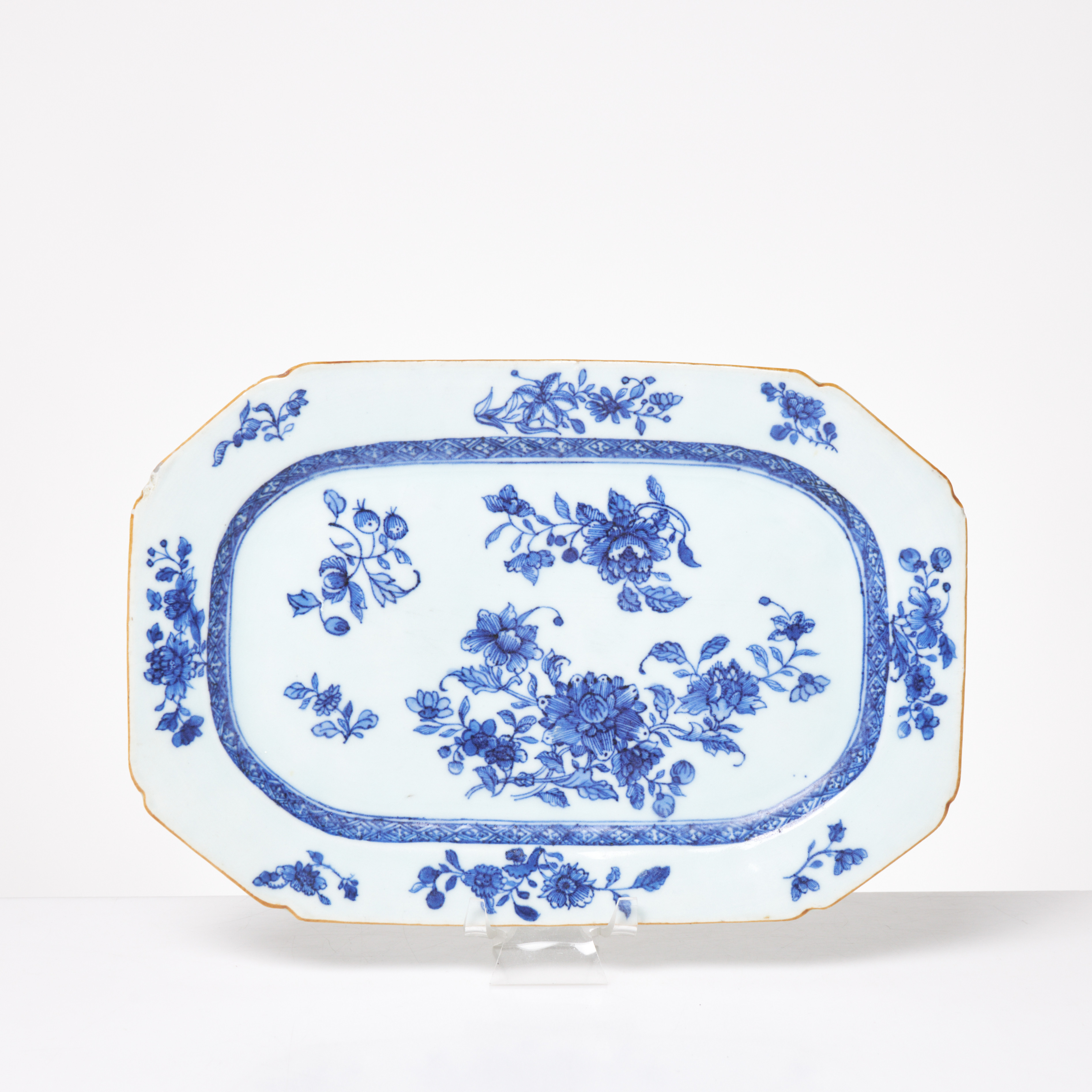 STEKFAT, Kina, 1700/1800-tal, porslin, underglasyrblått, dekor av blommor.