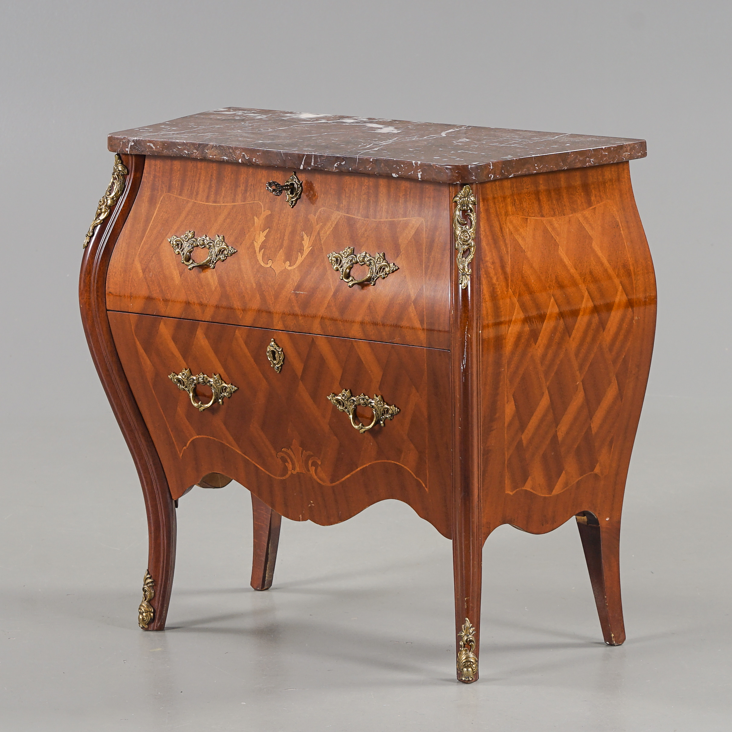 BYRÅ Rokokostil, Mahogny med stenskiva, 1900-talets andra hälft.