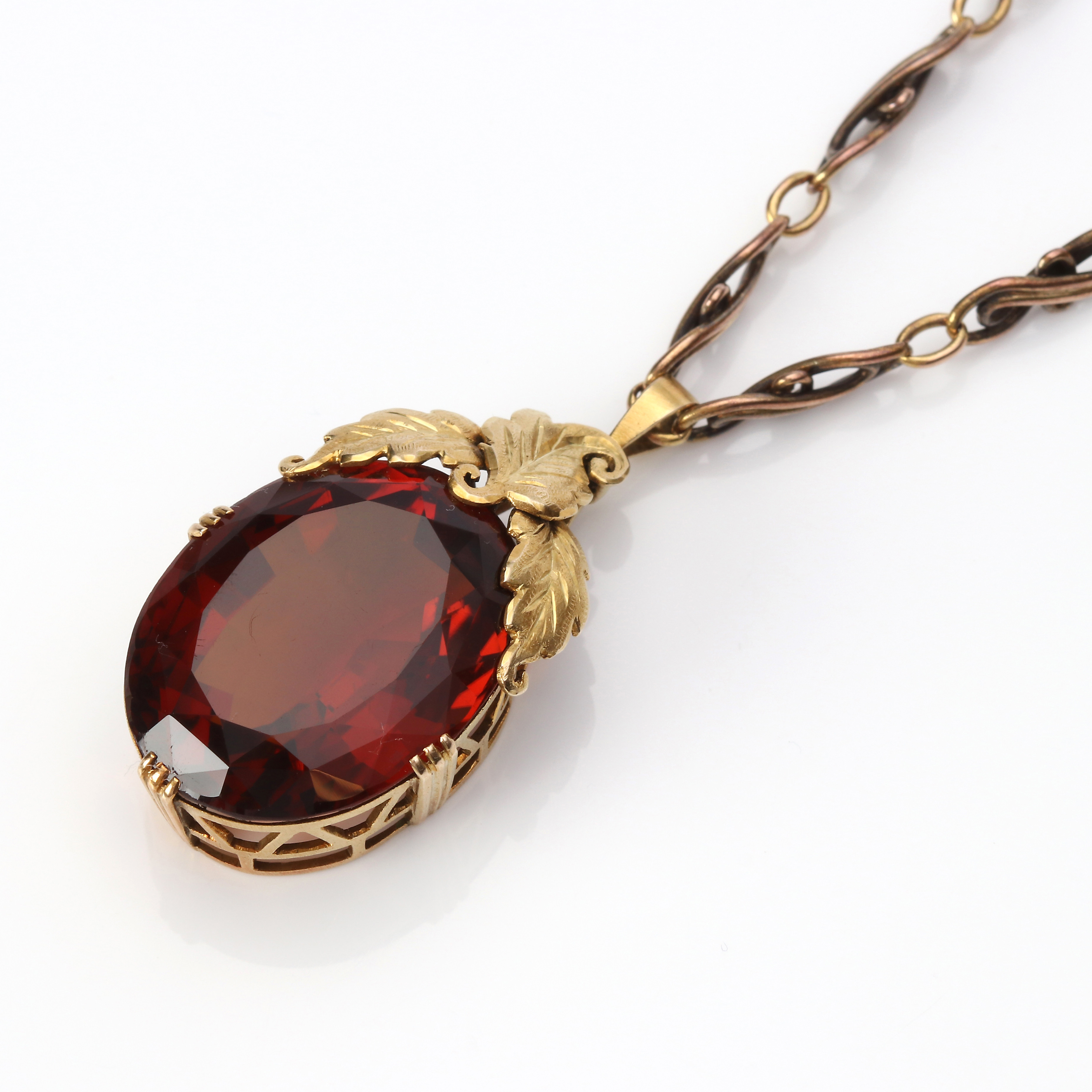 GULDHALSBAND. 14k guld med en oval fasetterad konjaksfärgad citrin, totalvikt ca 29,3 gram.