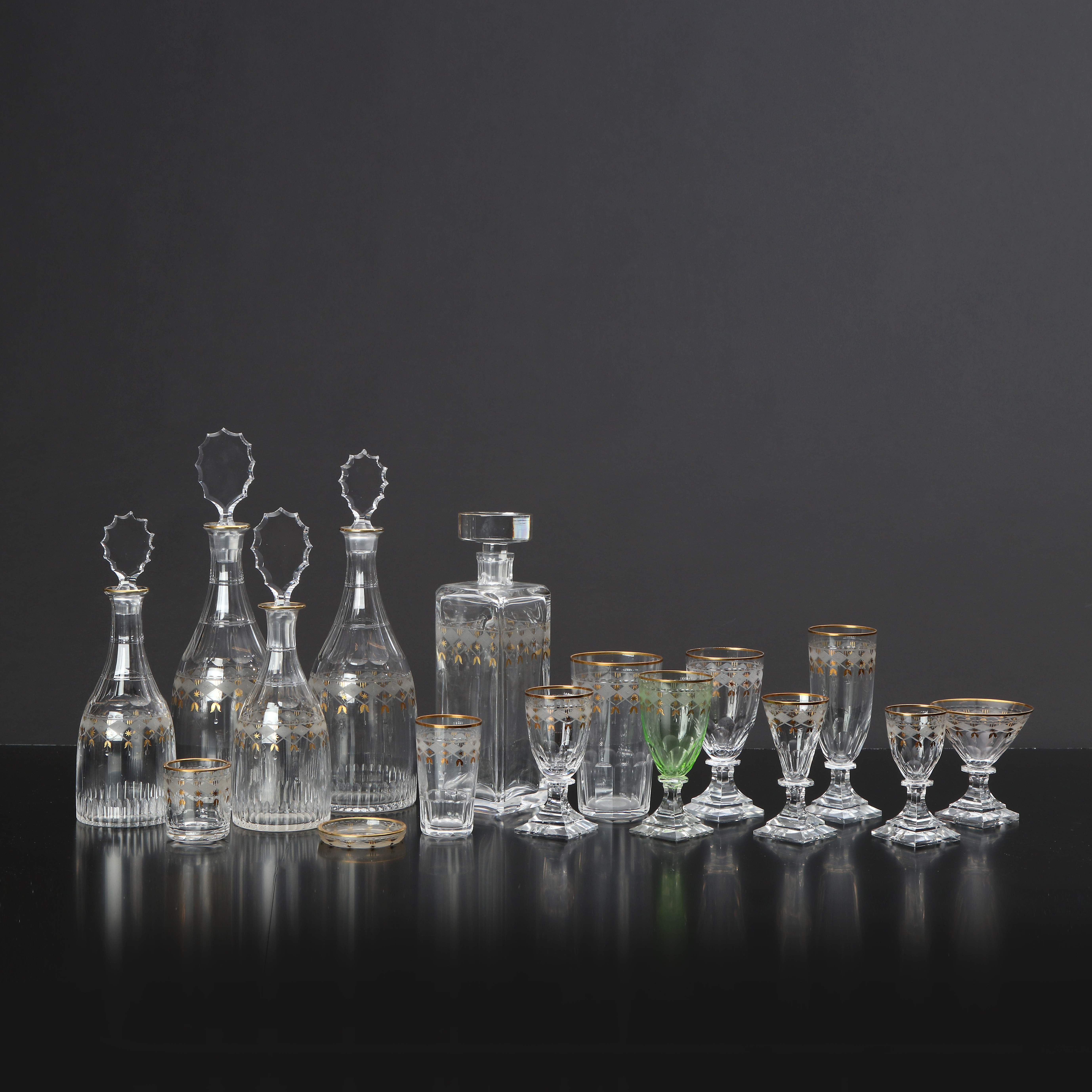 ODELBERG JUNIOR, GLASSERVIS, 139 DELAR. Glas med slipad och förgylld dekor. Kosta.