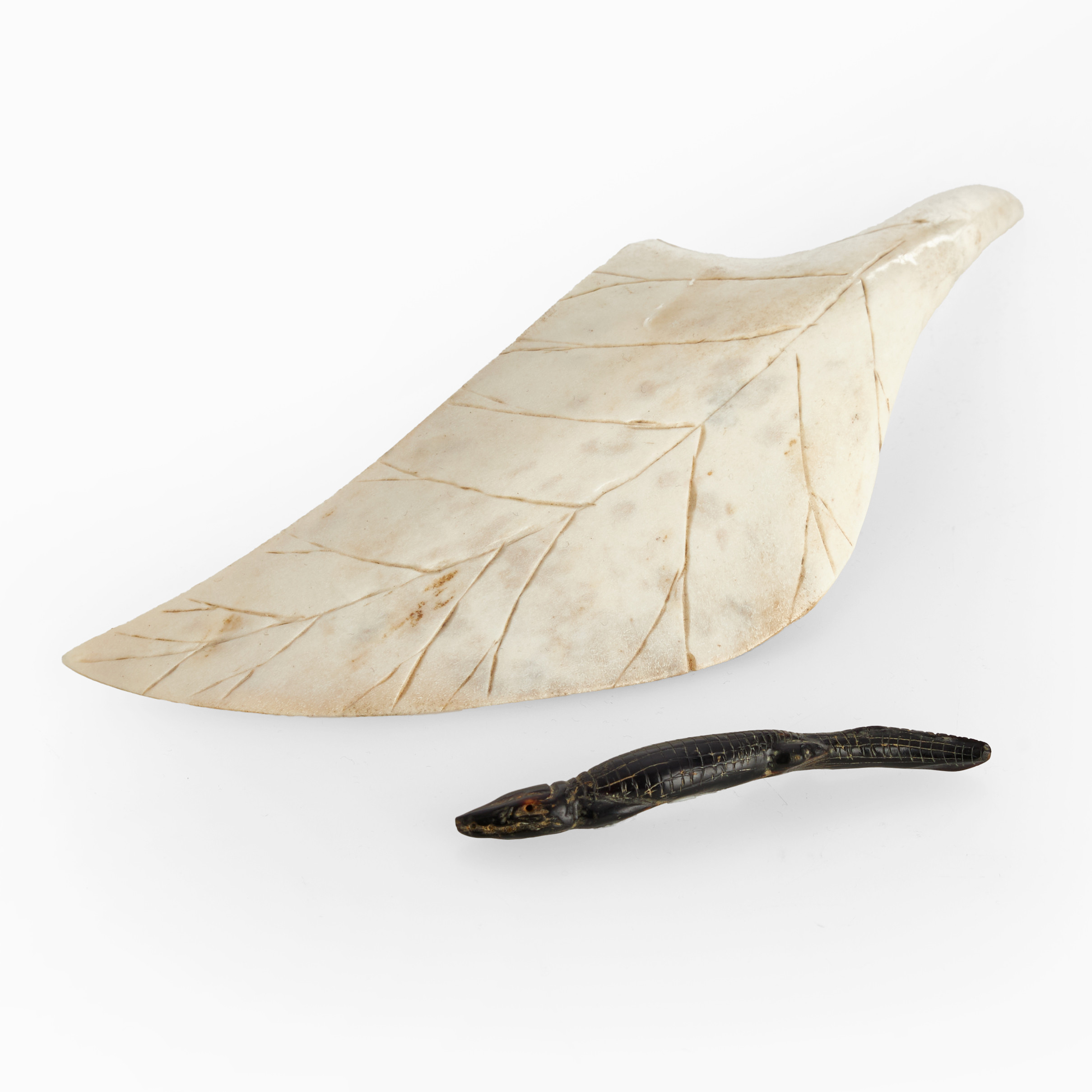ANDERS SANDSTRÖM (1933-2021), Tillskriven, Skulptur (2 delar), i form av krokodil på löv, hornarbete.