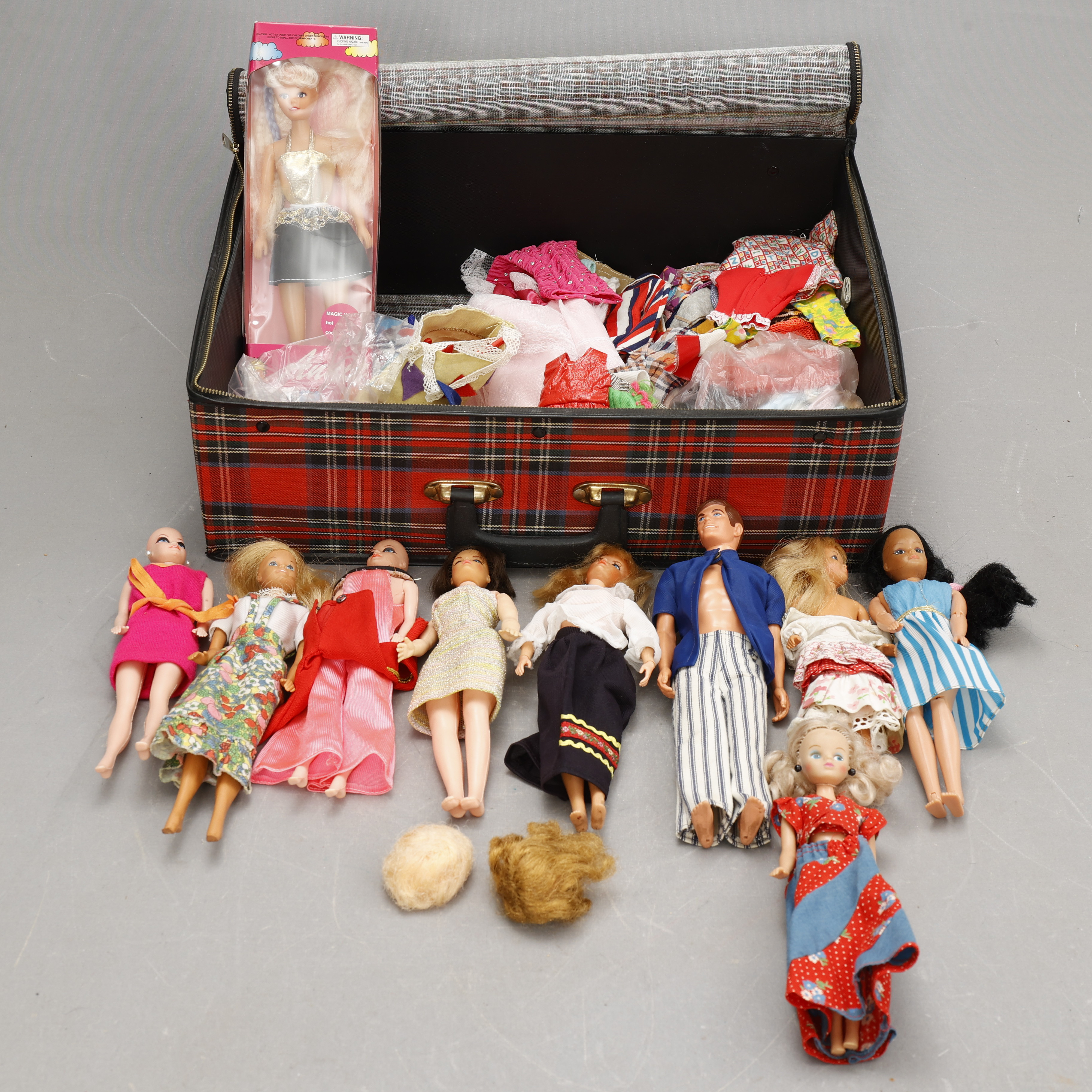 DOCKOR och KLÄDER, 10 st, bla "Barbie" Mattel, 1966-68.