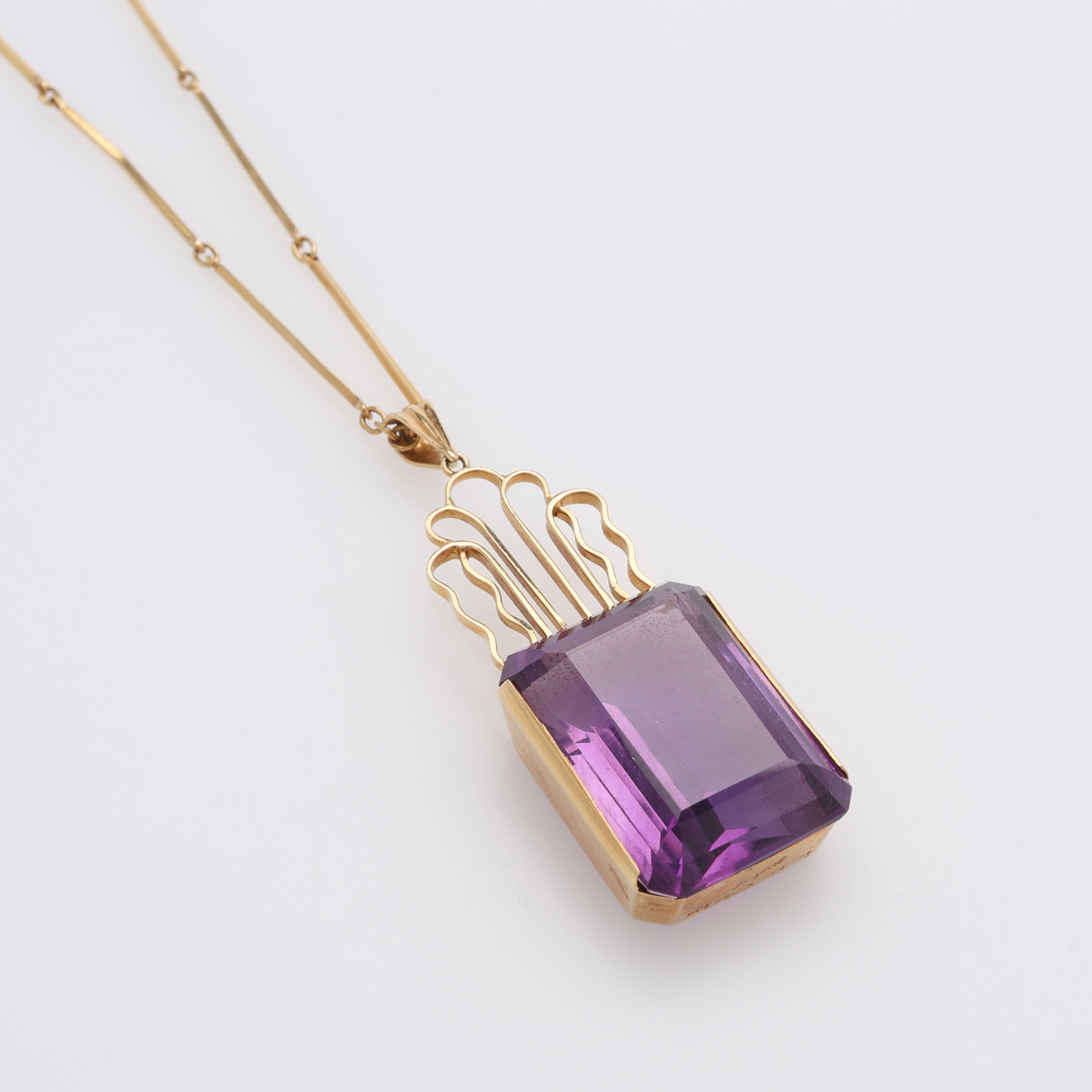 COLLIER MED HÄNGE, 18K GULD MED AMETIST, TOTAL VIKT 15,5 GRAM.