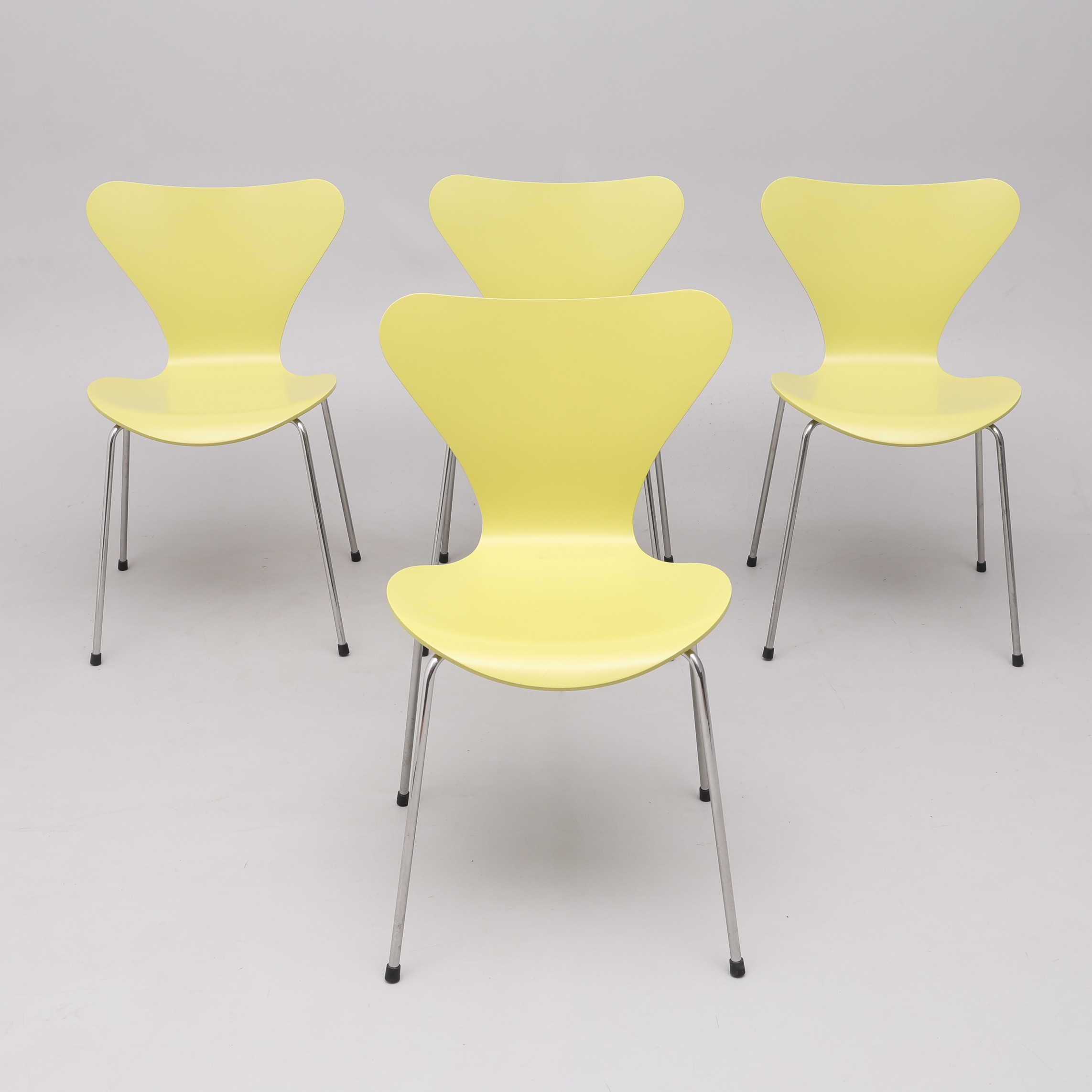 ARNE JACOBSEN. STOLAR, 4 STYCKEN, "SJUAN", REPUBLIC OF FRITZ HANSEN, DANMARK.