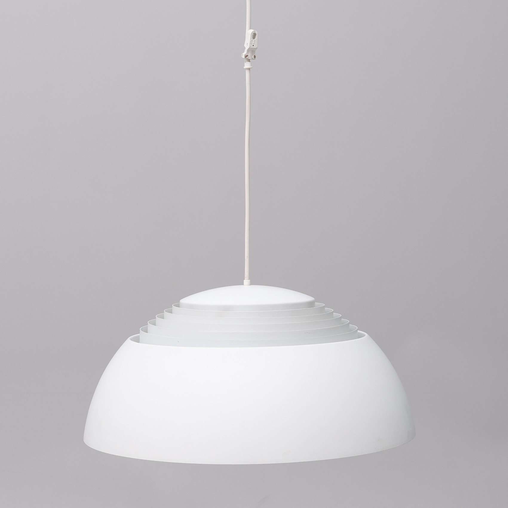 ARNE JACOBSEN. TAKLAMPA, "AJ PENDEL", FÖR LOUIS POULSEN, DANMARK.