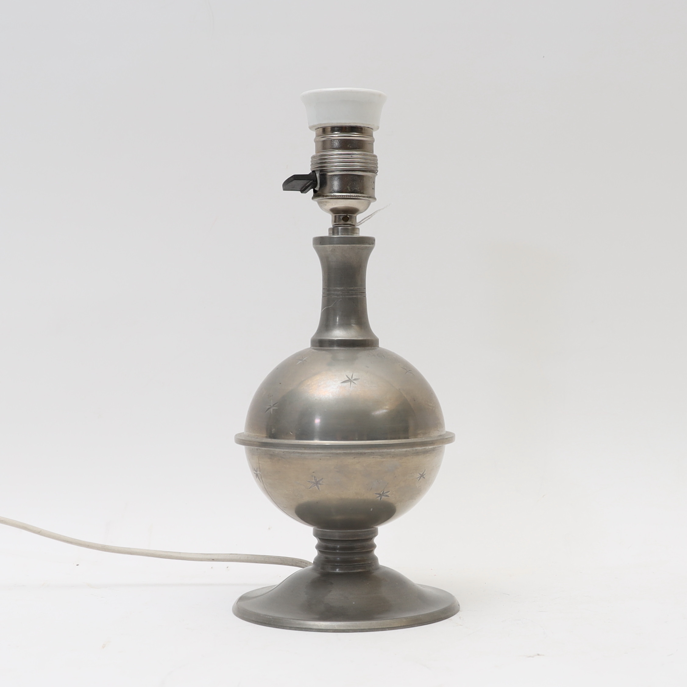 BORDSLAMPA, JL Hultman, 1932, Swedish modern, tenn med graverad dekor av stjärnor.