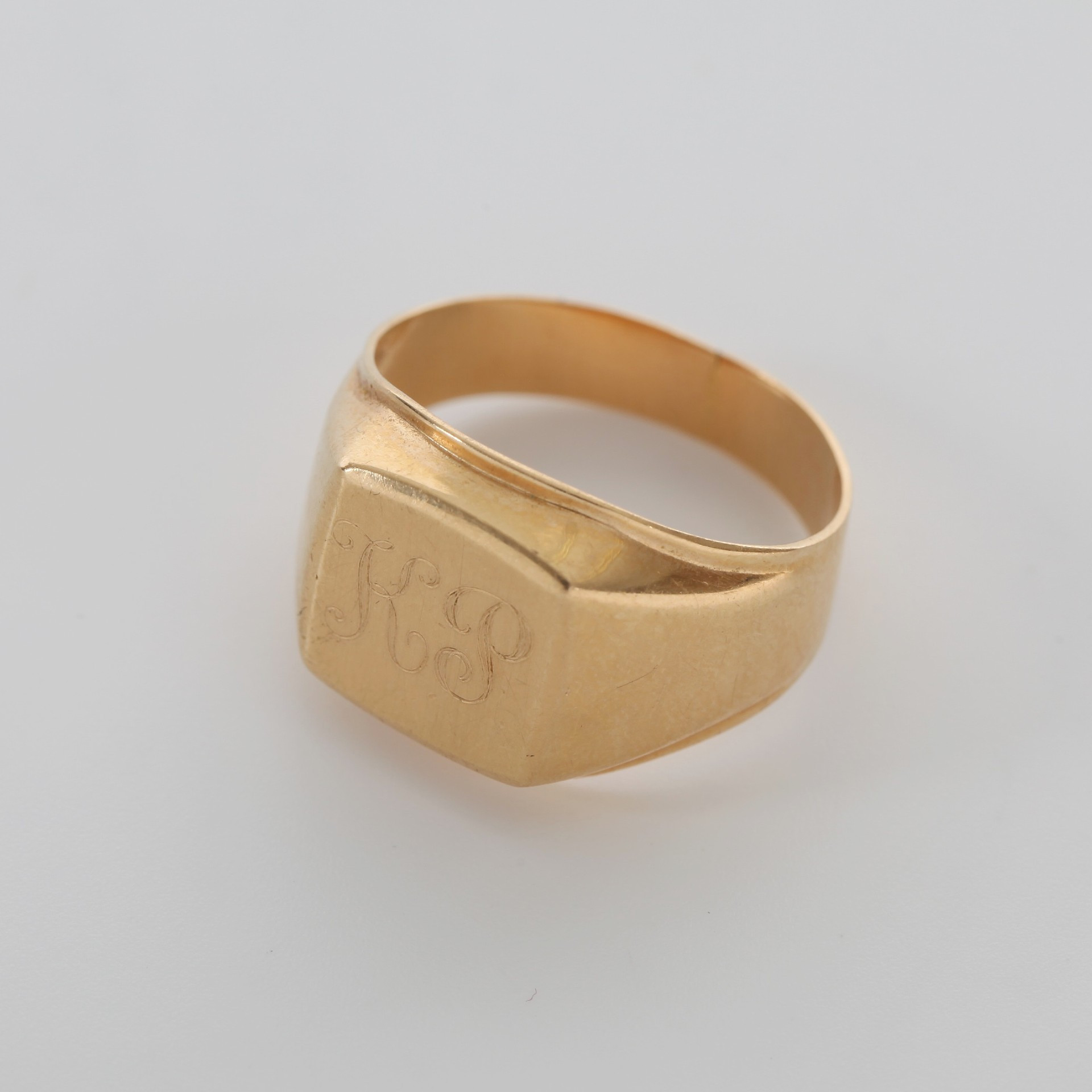 KLACKRING MED MONOGRAM, 18K guld, 1977.