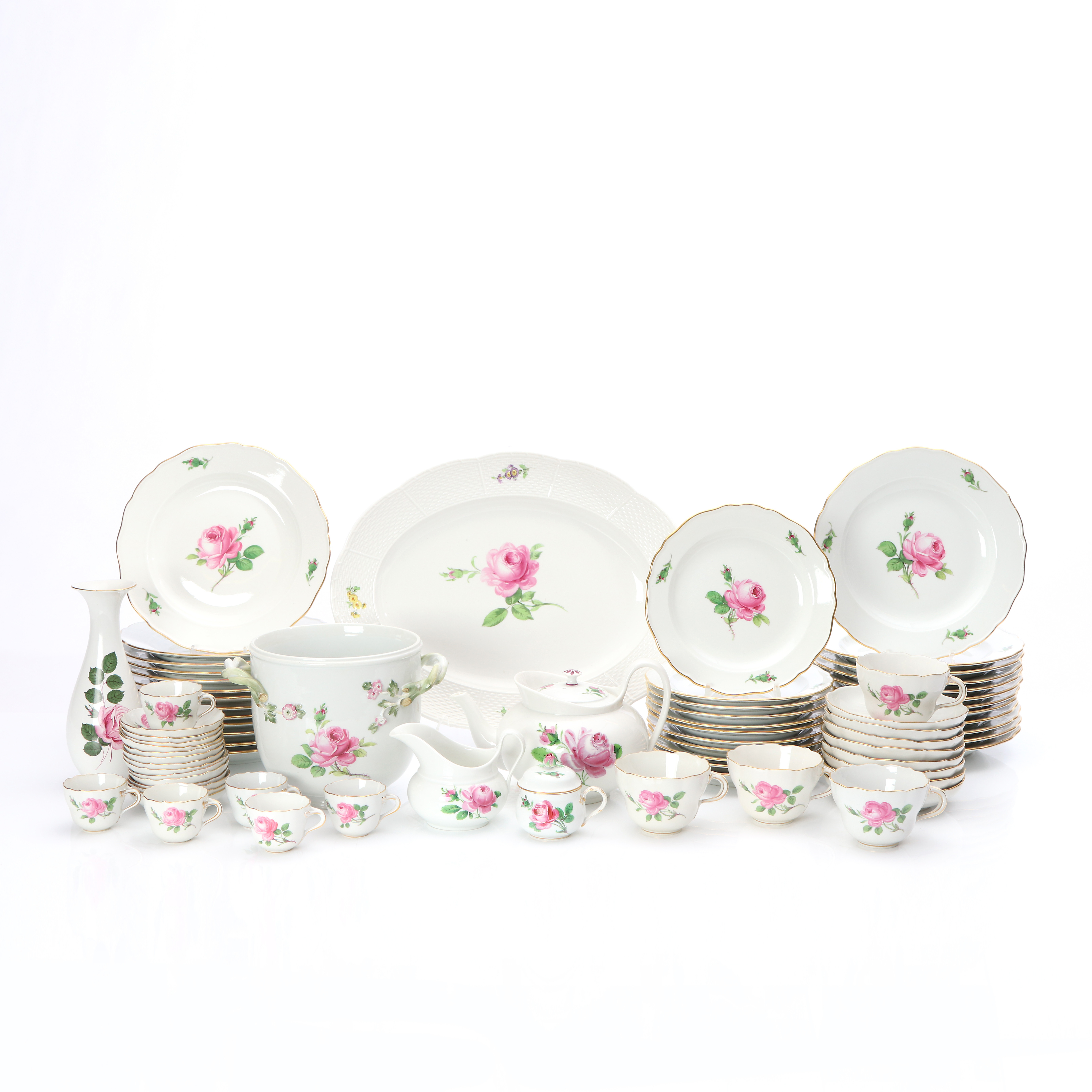 MEISSEN, MATSERVIS, 112 DELAR. Porslin med polykrom dekor av rosor samt förgylld kant. Tyskland, 1900-tal.