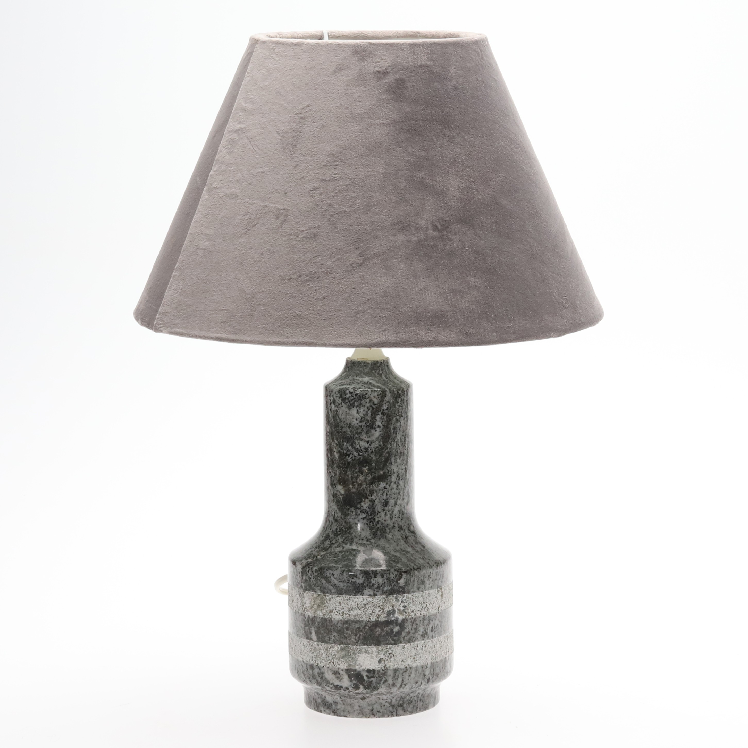 BORDSLAMPA, Kolmårdsmarmor med grå tygskärm Yxhult, 1900-tal.