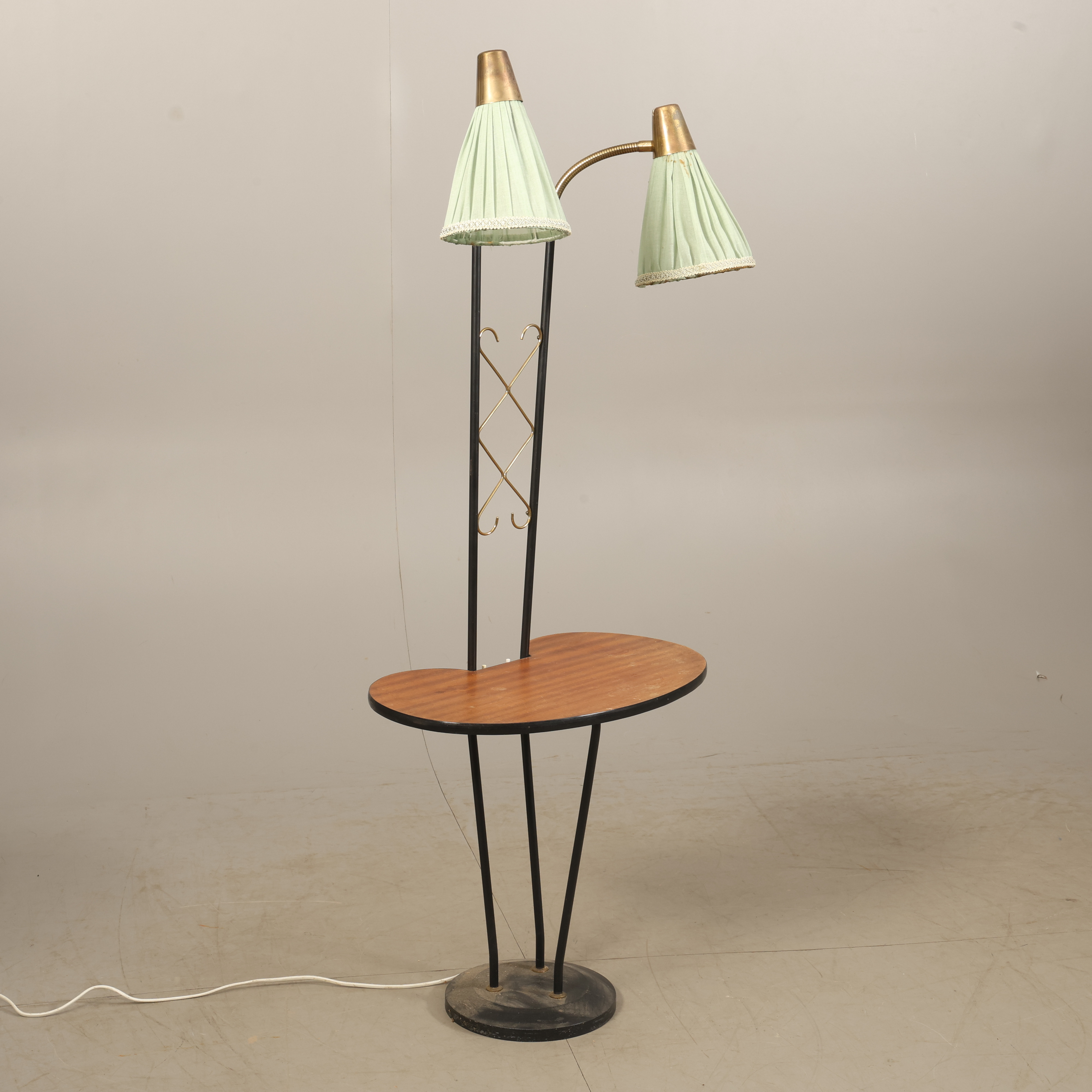 GOLVLAMPA MED BORD, teak, metall, 1950-tal.