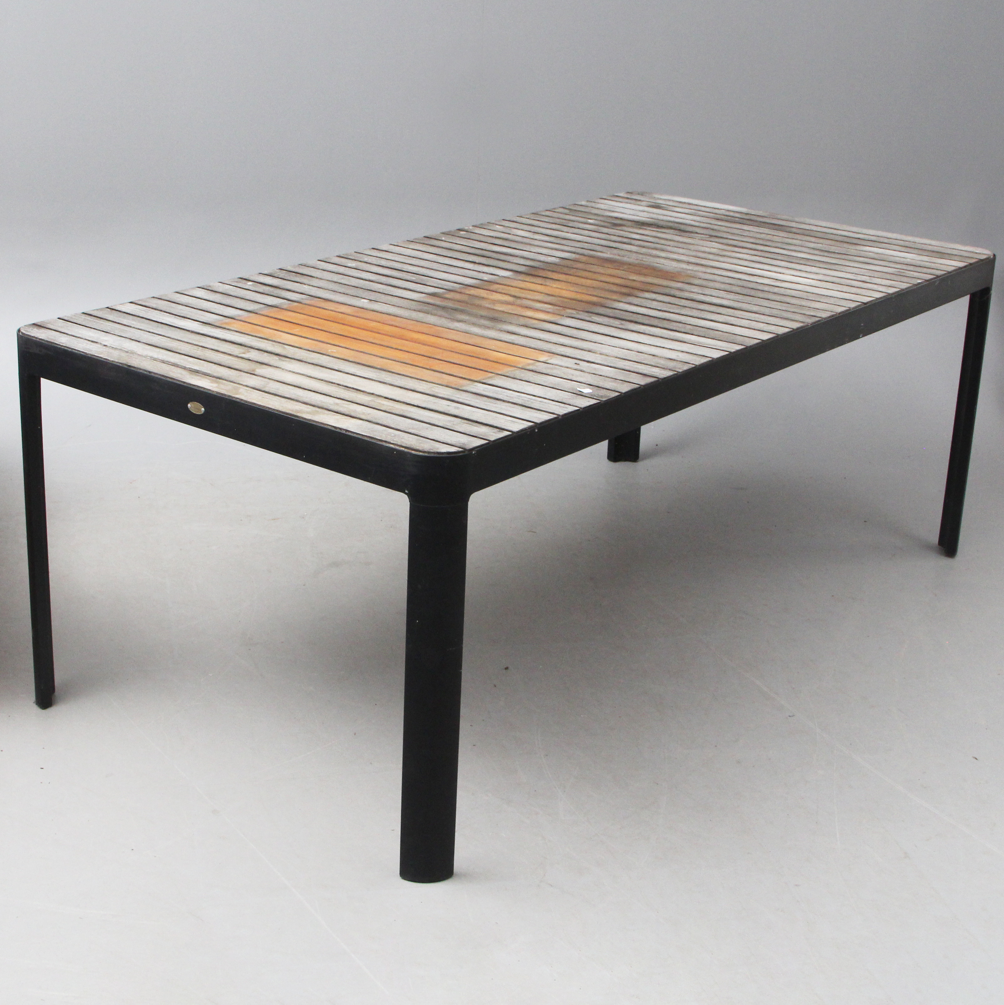 JUTLANDIA, Stort utebord, teak och aluminium.