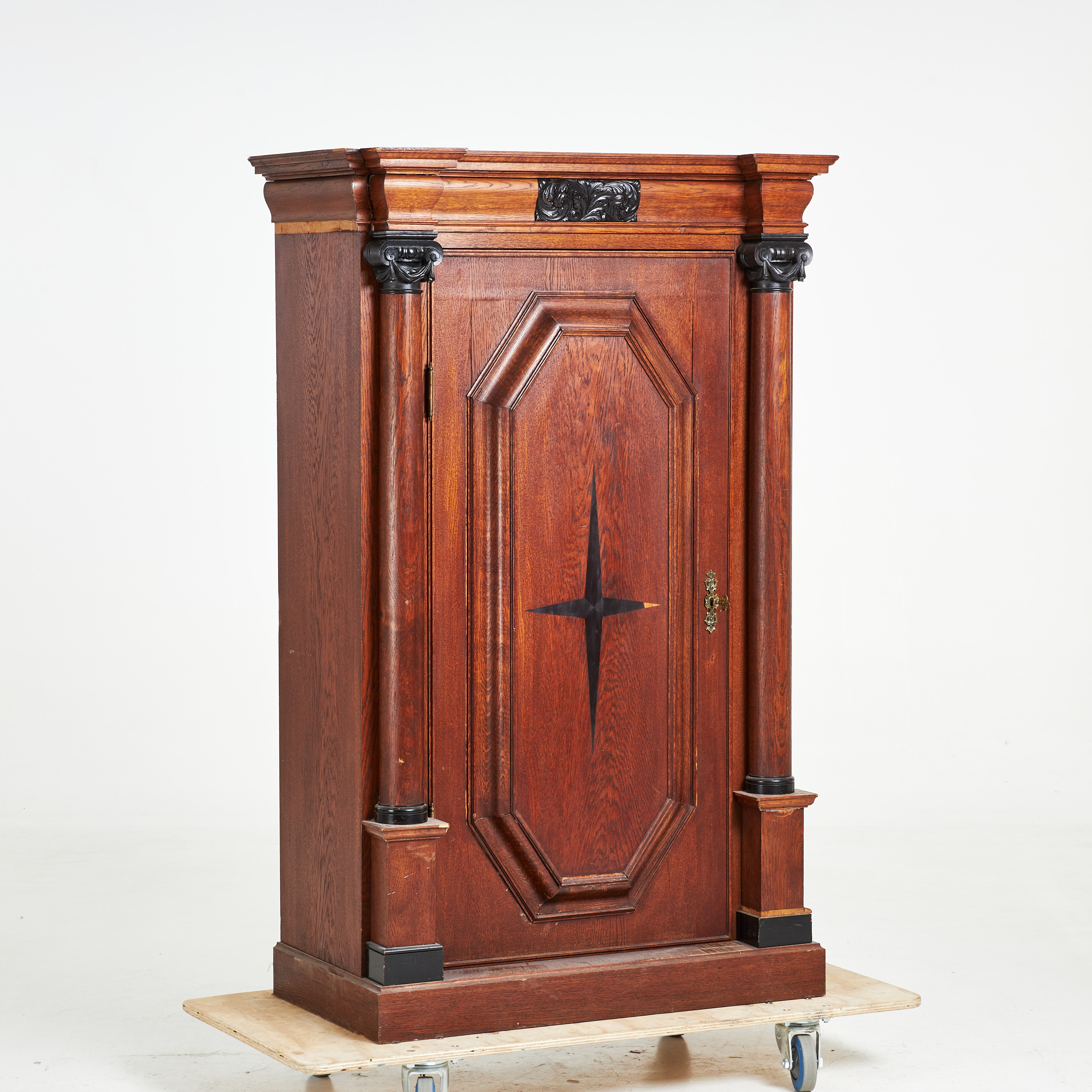 SKÅP, barockstil, 1800/1900-tal, dörr med bakomliggande hyllor, ek med svärtade detaljer, har ursprungligen stått på Ulriksdals slott1.
