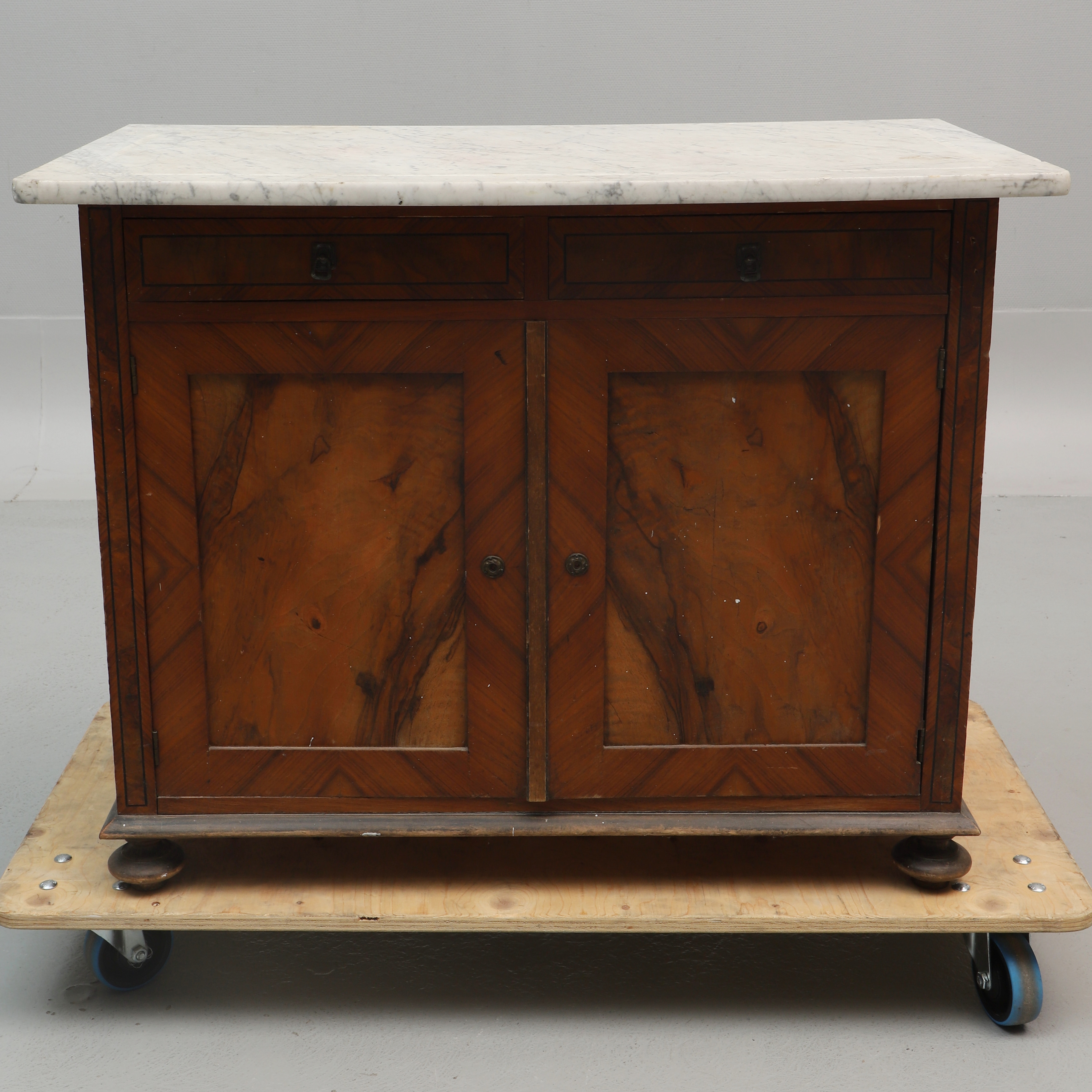 TVÄTTKOMMOD, med stenskiva, 1800/1900-tal.