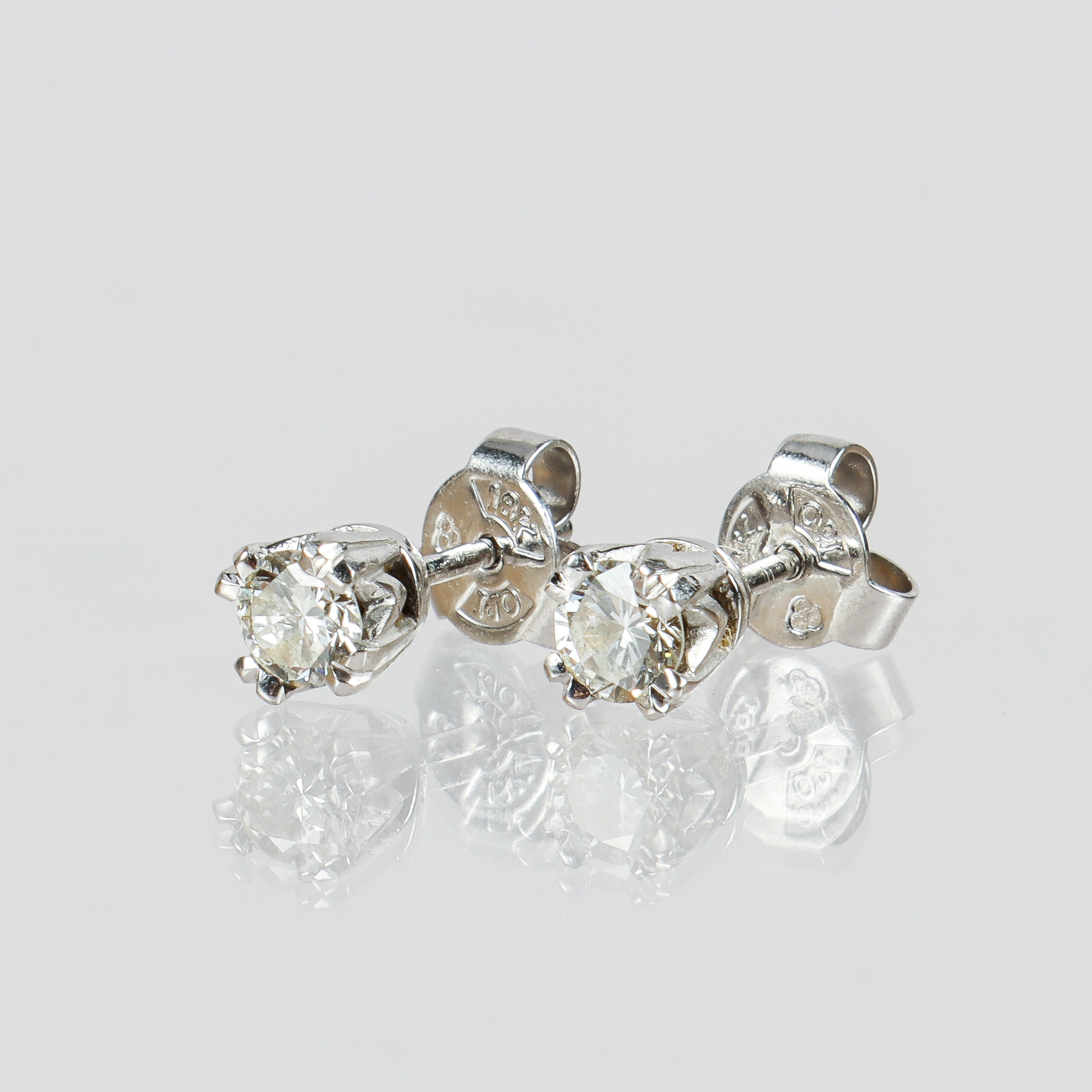 DIAMANTÖRHÄNGEN ett par, 18k vitguld med en briljant på ca 0,20 ct. vardera.