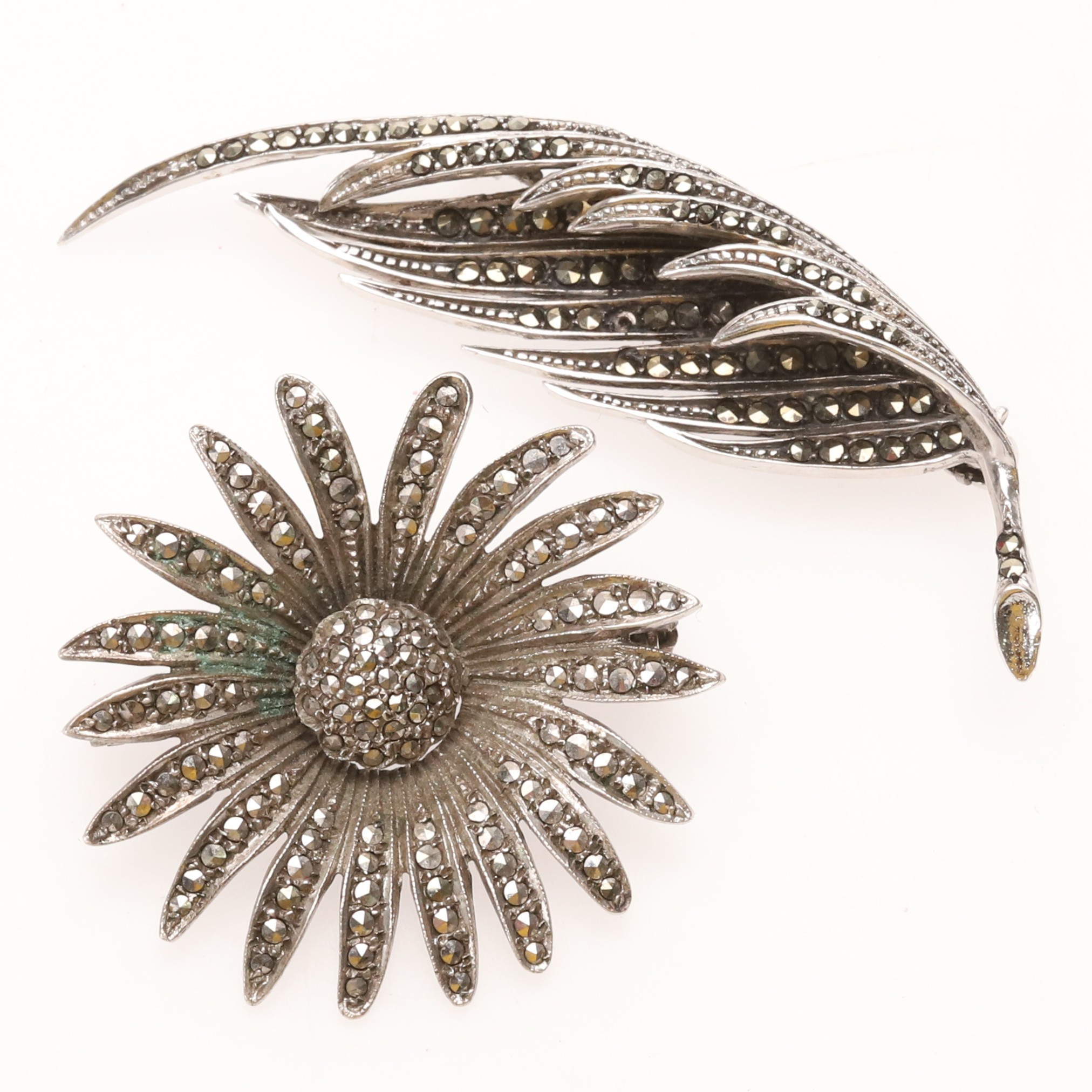 SILVERBROSCHER med markasiter, blomma och blad, 2 st.