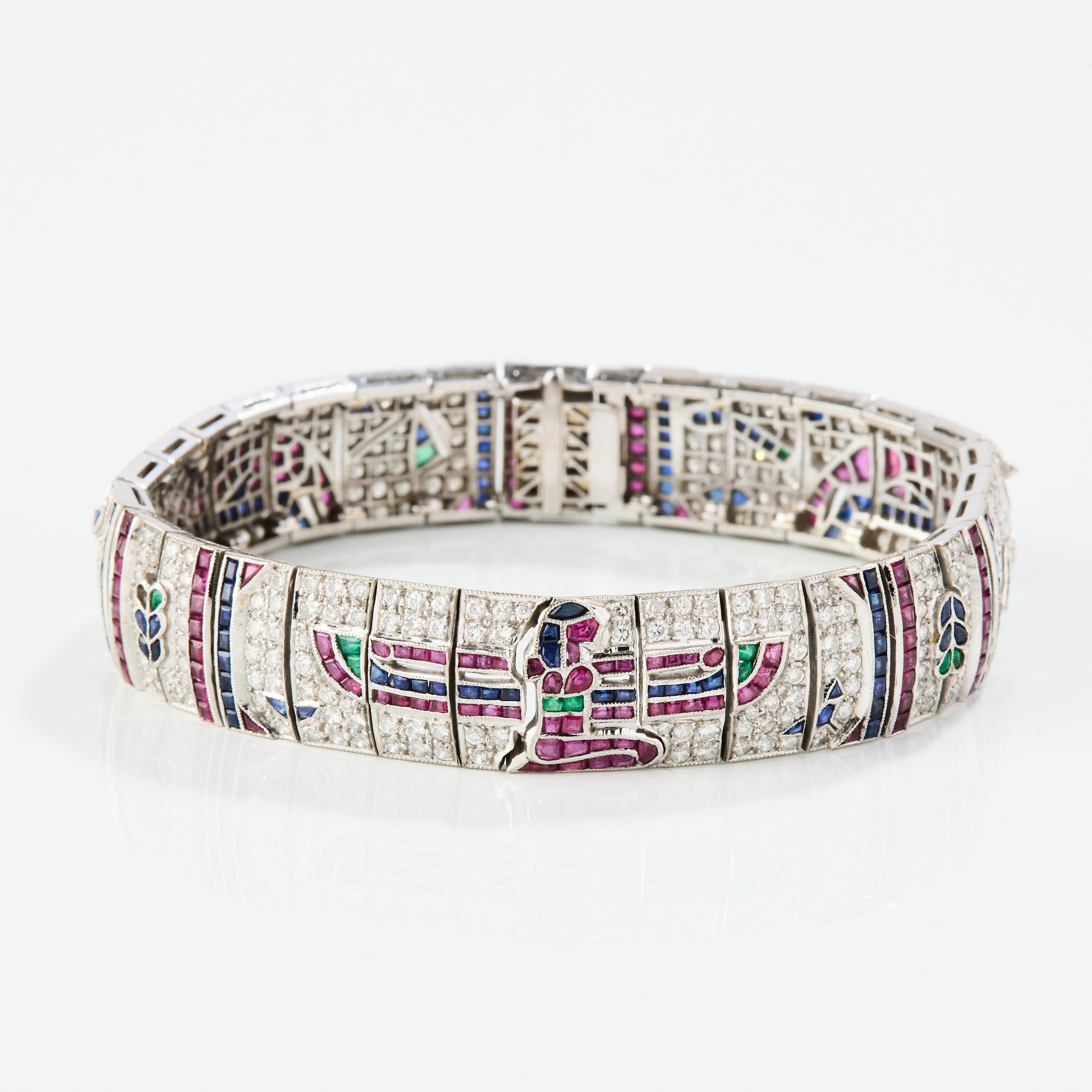 ARMBAND, platina med multifärgade stenar och diamanter, Egyptisk stil, Art Déco, 1920-tal.
