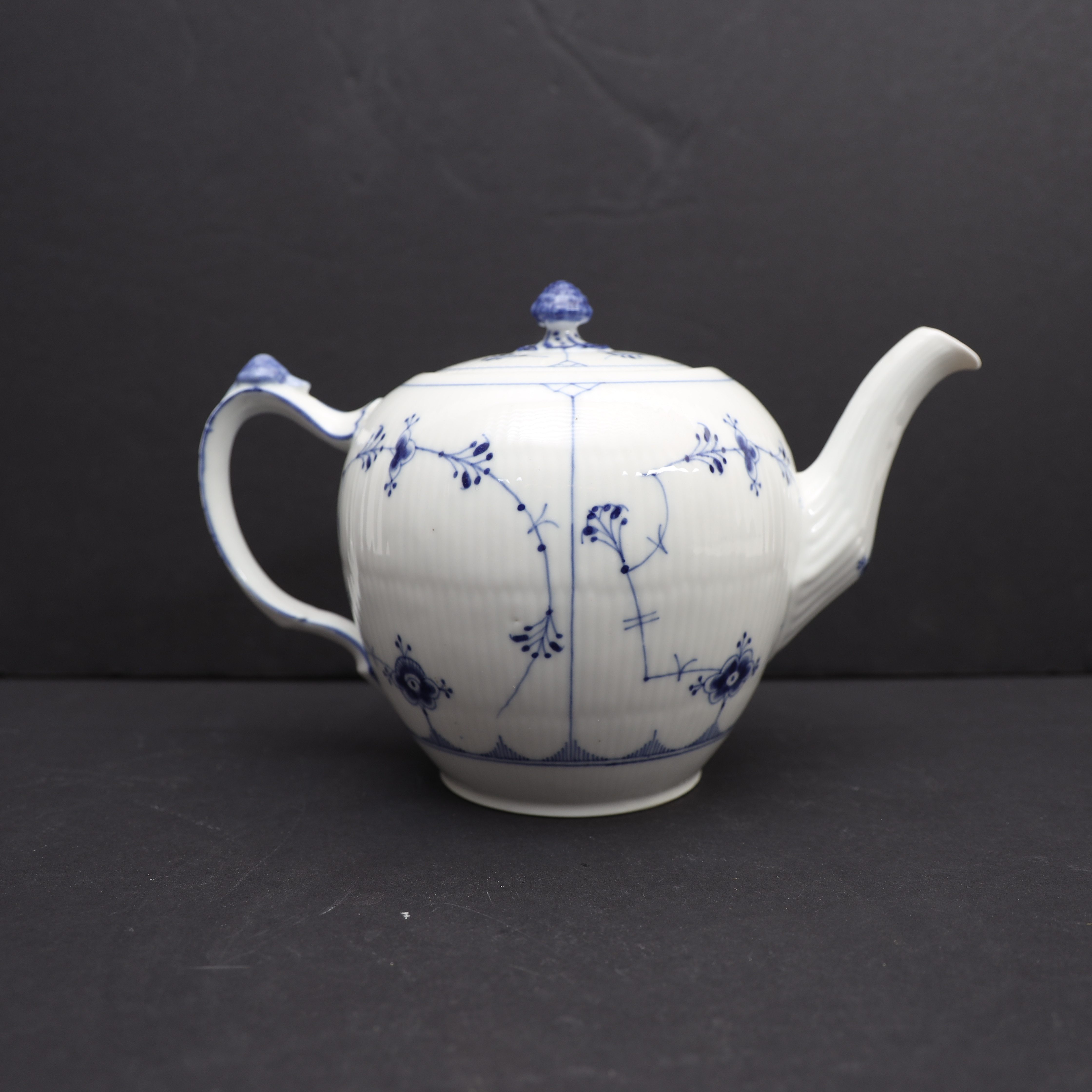 ARNOLD KROGH. Tekanna, musselmalet, Royal copenhagen, Danmark. Med handmålad dekor, modell 260.