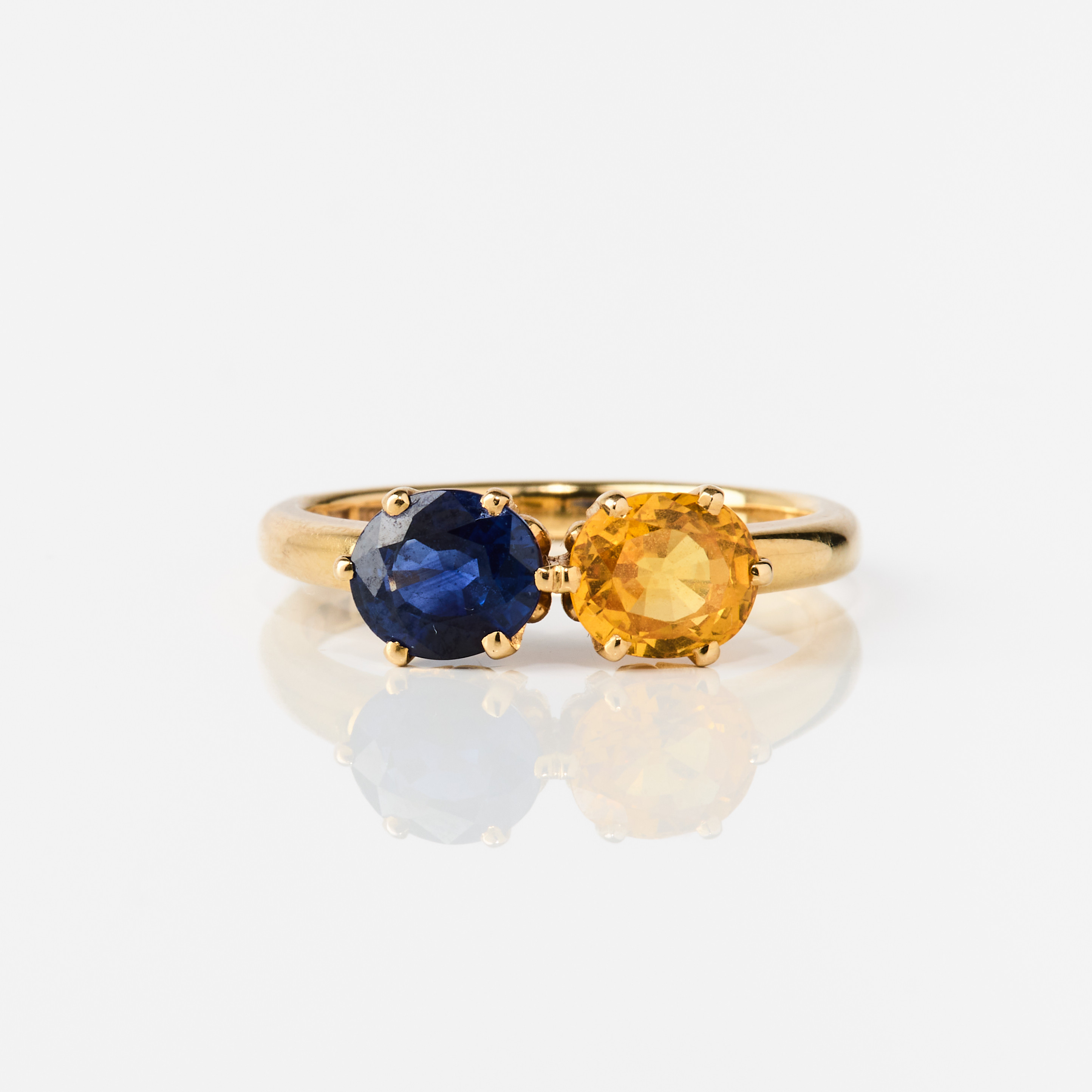 W.A. BOLIN. Ring, 18K guld med en gul safir och safir, Stockholm 1978.