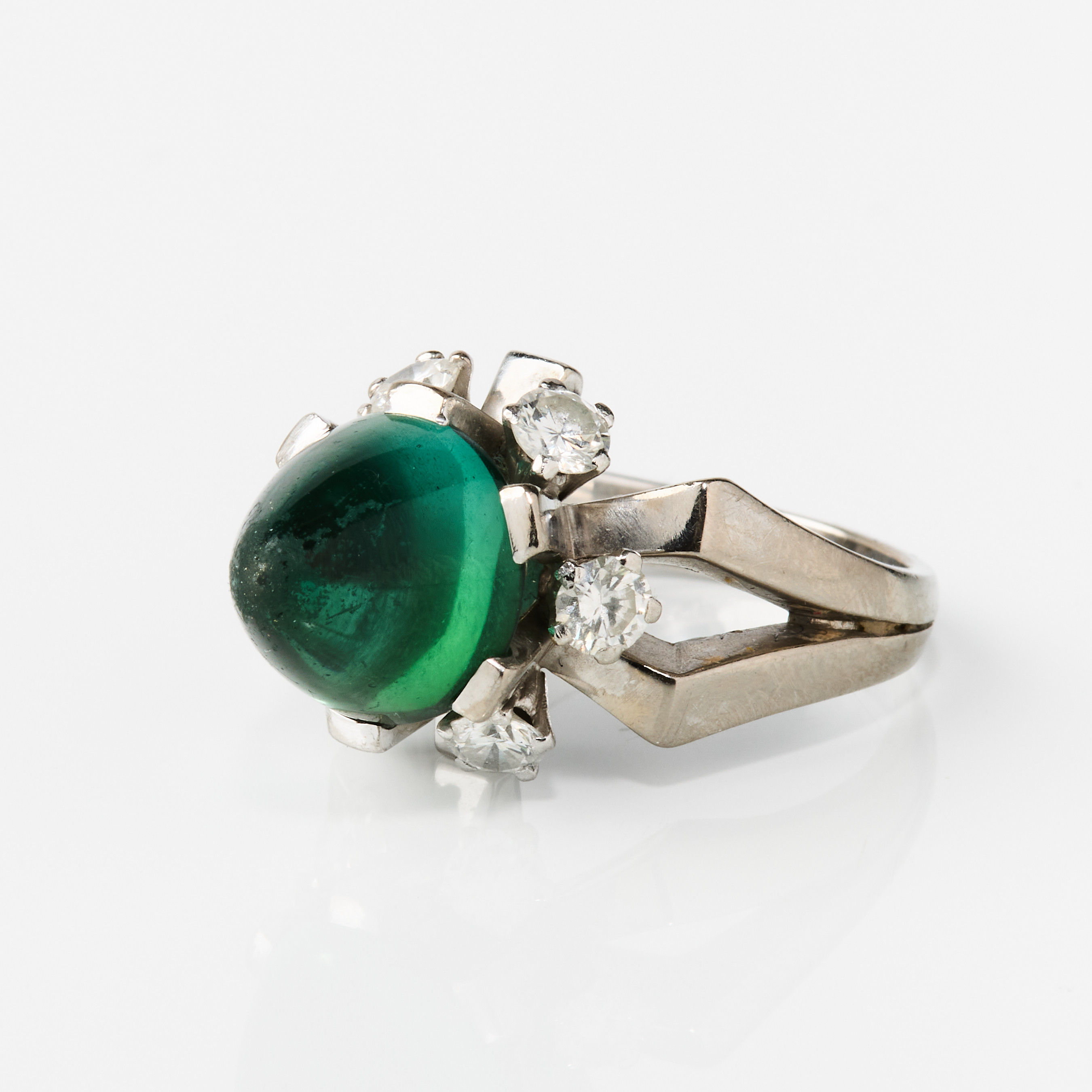 W.A. BOLIN. Ring, 18K vitguld med en grön turmalin och diamanter. Stockholm 1962.