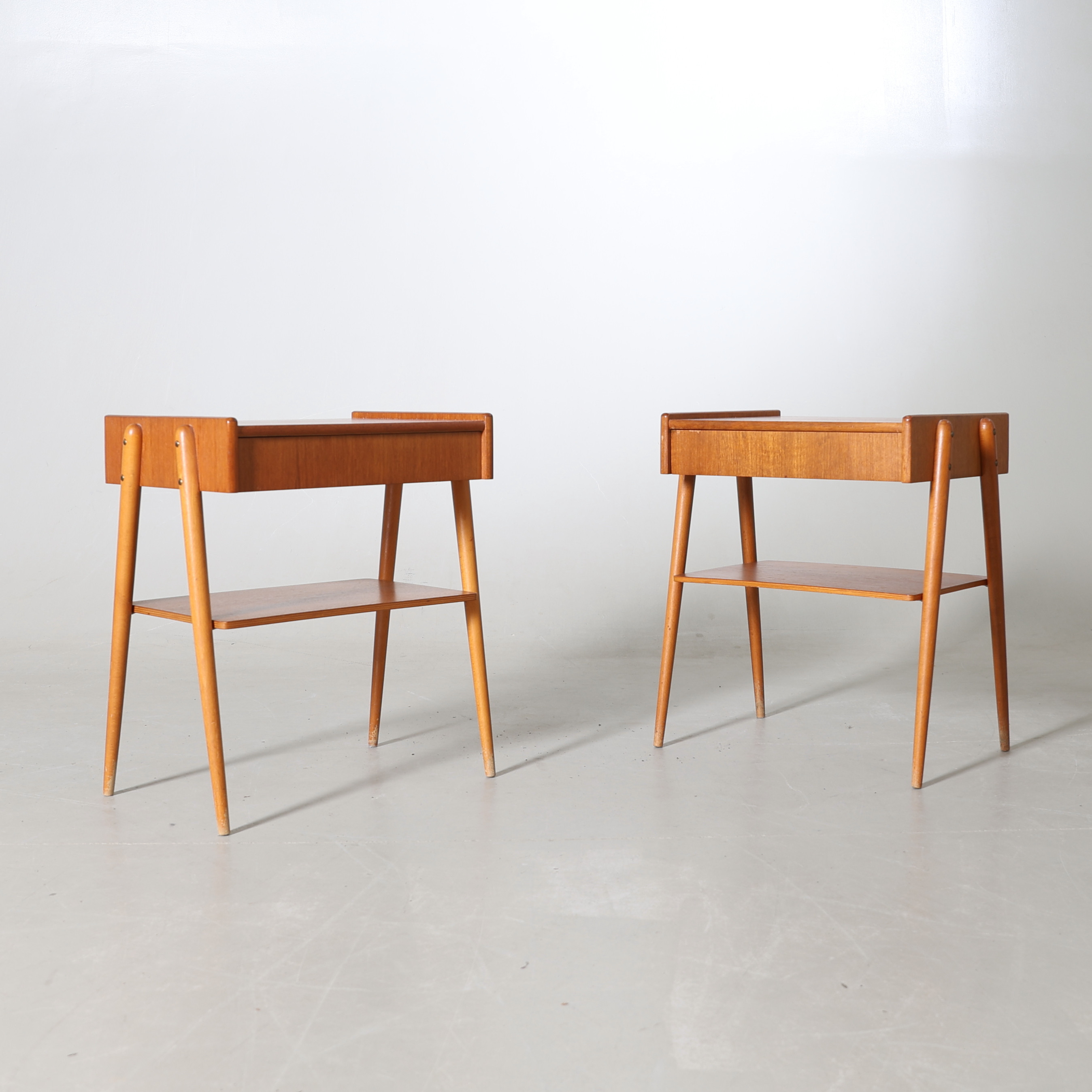 NATTDUKSBORD, 1 par, teak & bok, AB Carlström & Co. Möbelsnickeri, 1900-talets mitt.