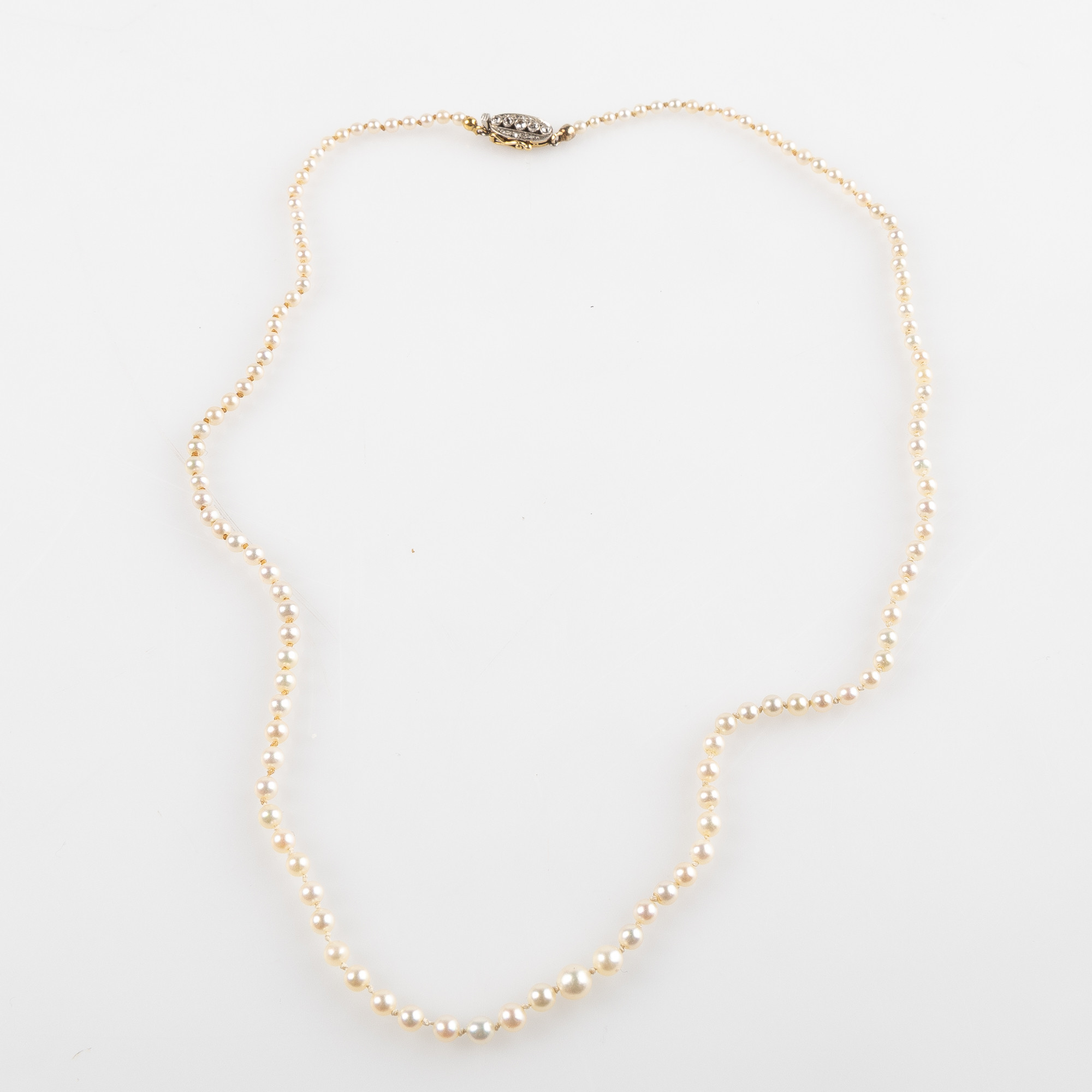 PÄRLCOLLIER, Art Déco, lås i 18K guld.