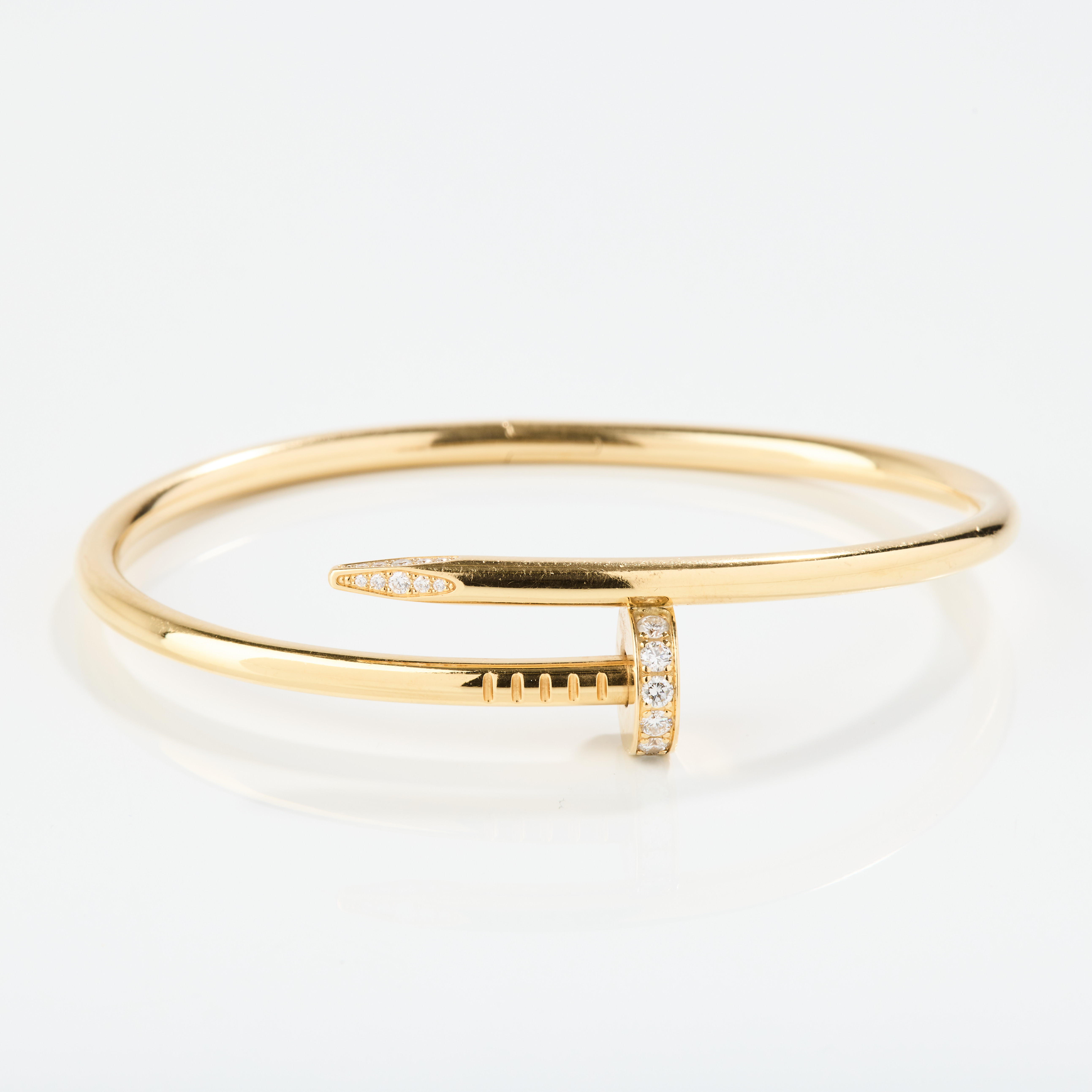 CARTIER. Armring, "Juste un Clou", klassisk modell, 18K guld med diamanter, Paris.