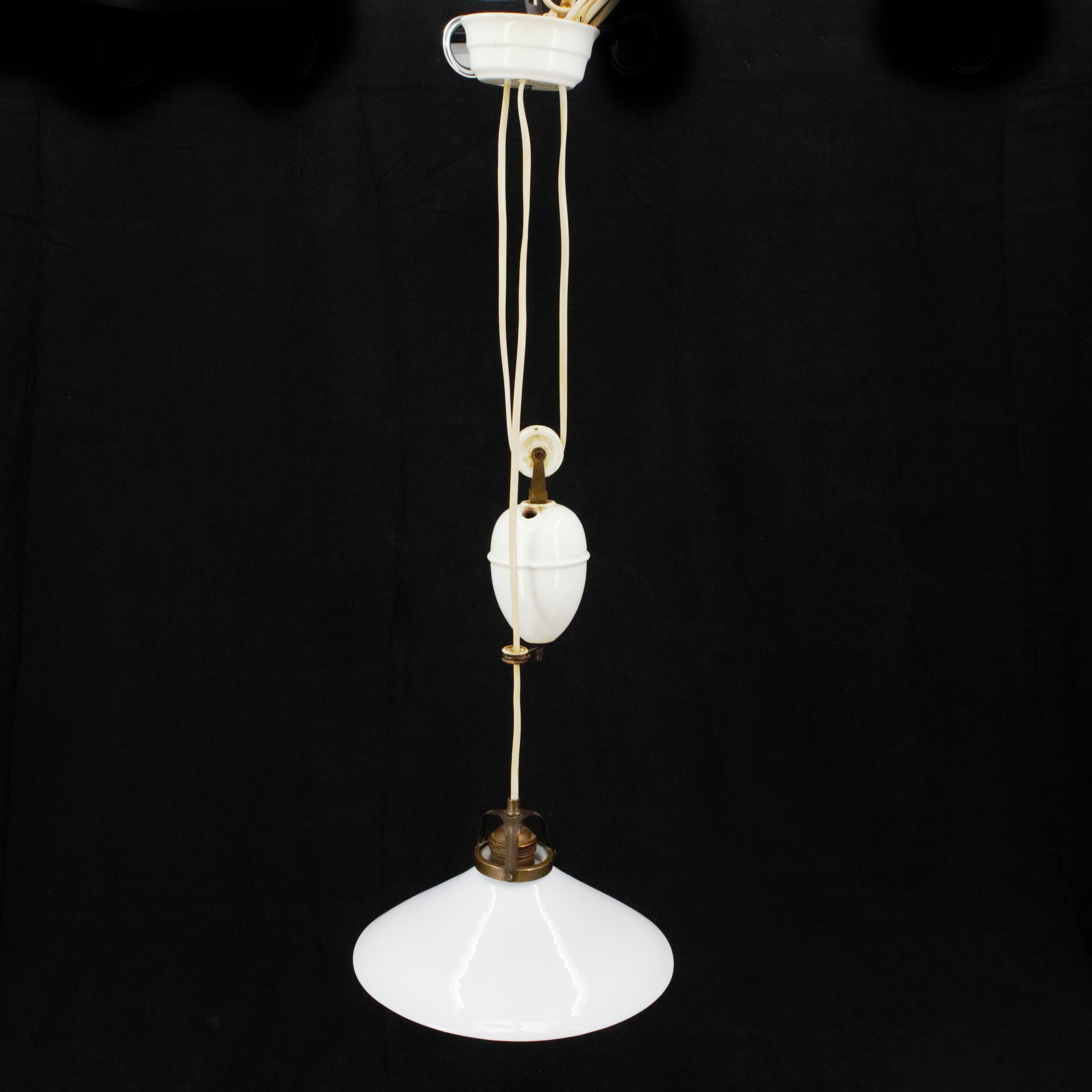 TAKLAMPA, s.k "Skomakarlampa" med hissanordning och takkopp av porslin, skärm av opakt glas, 1900-tal.