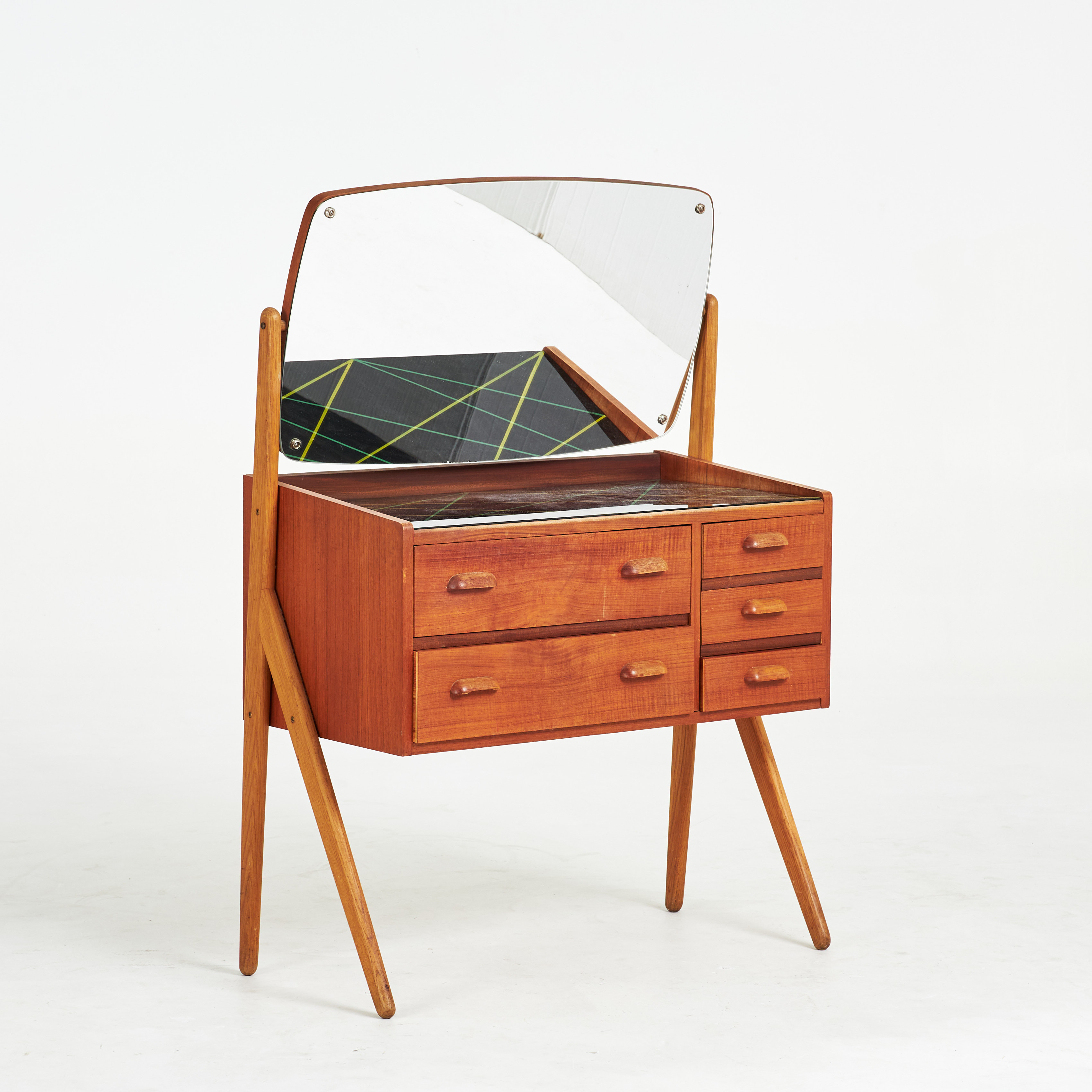 SMINKBORD. AG Spejl Kobberbeskyttet, Denmark, 1900-talets mitt, teak samt ek, bemålad glasskiva, spegel, draglådor.