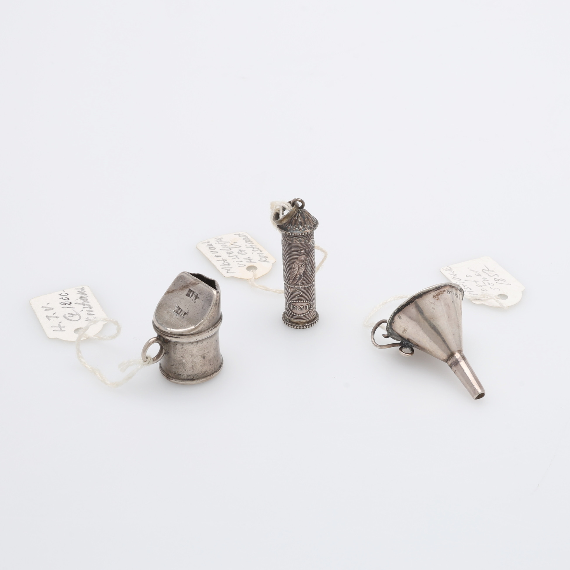KURIÖSA FÖREMÅL AV SILVER, 3 ST, Kristianstad, 1800-tal.