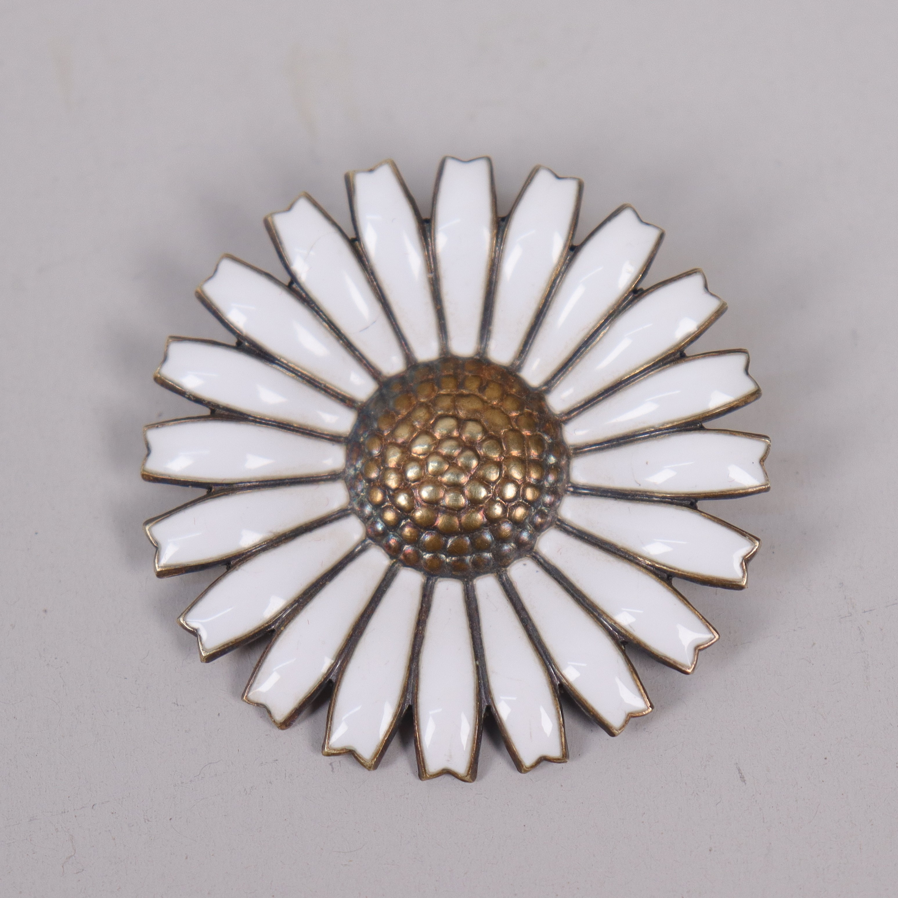 GEORG JENSEN. "Daisy", brosch i emaljerat förgyllt silver.