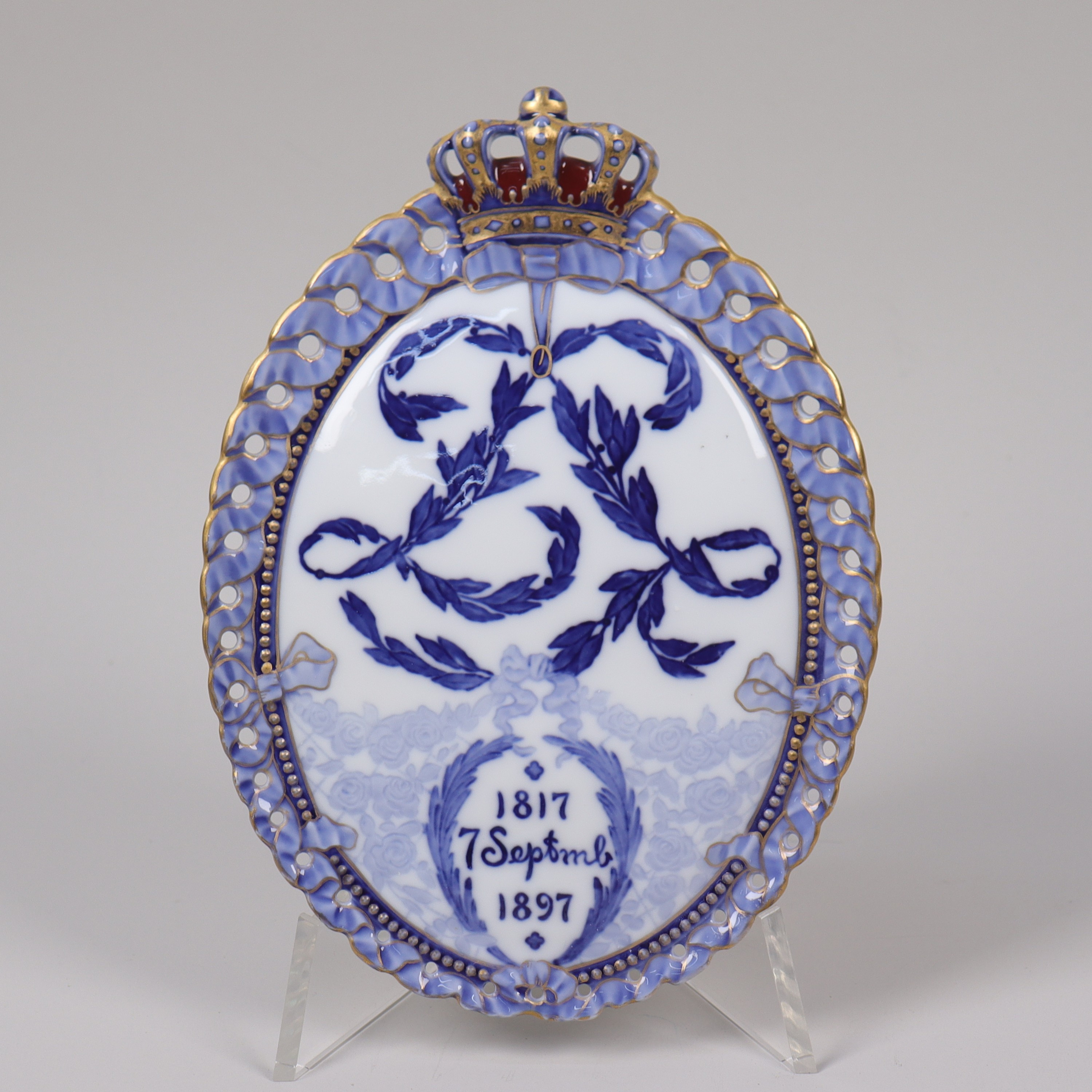 ARNOLD KROG. väggrelief med gulddekor, Royal Copenhagen, till minne av Drottning Louise´s 80-årsdag, 1817 - 1897.