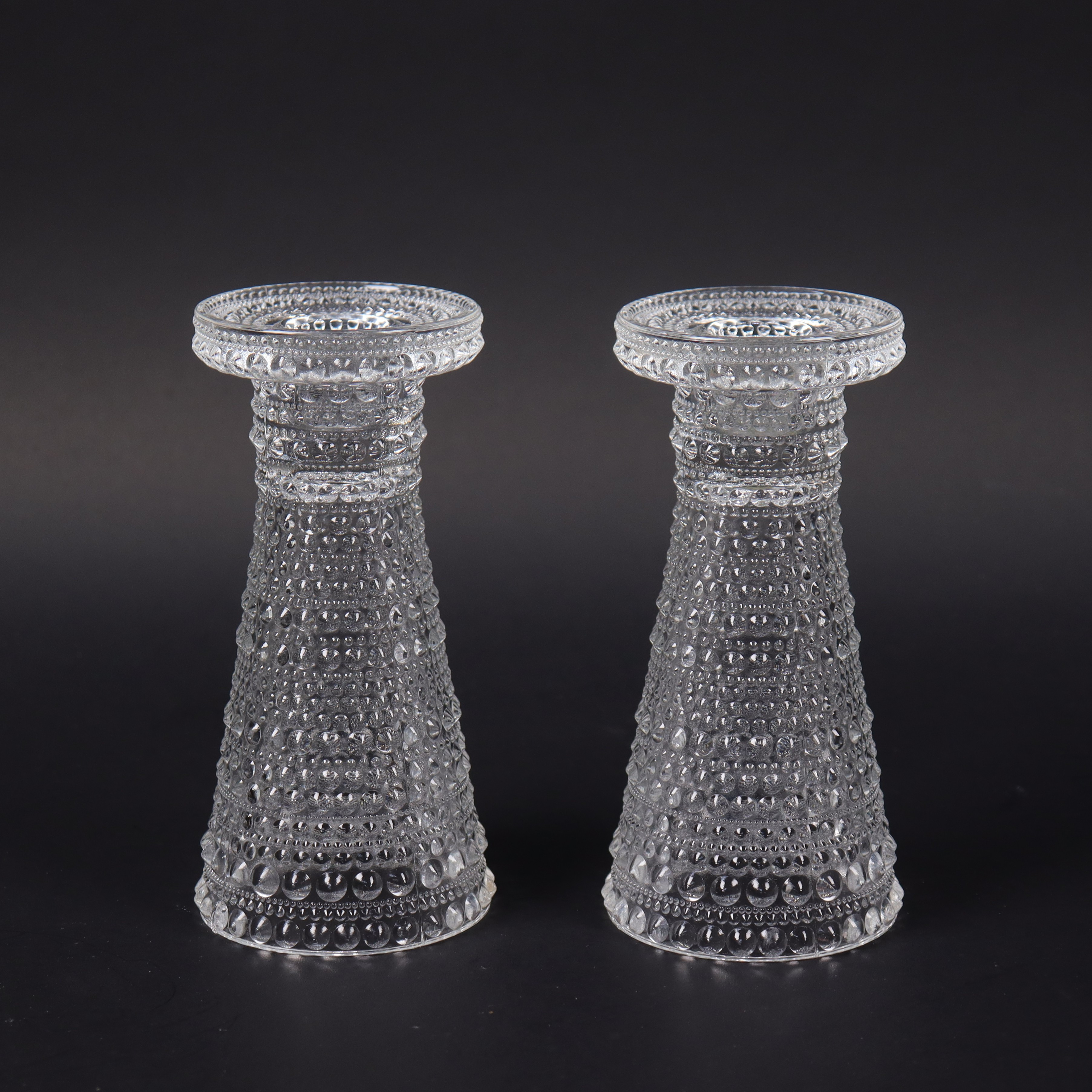 OIVA TOIKKA. "Kastehelmi", Iittala, ljusstakar/vaser i glas, 1 par.