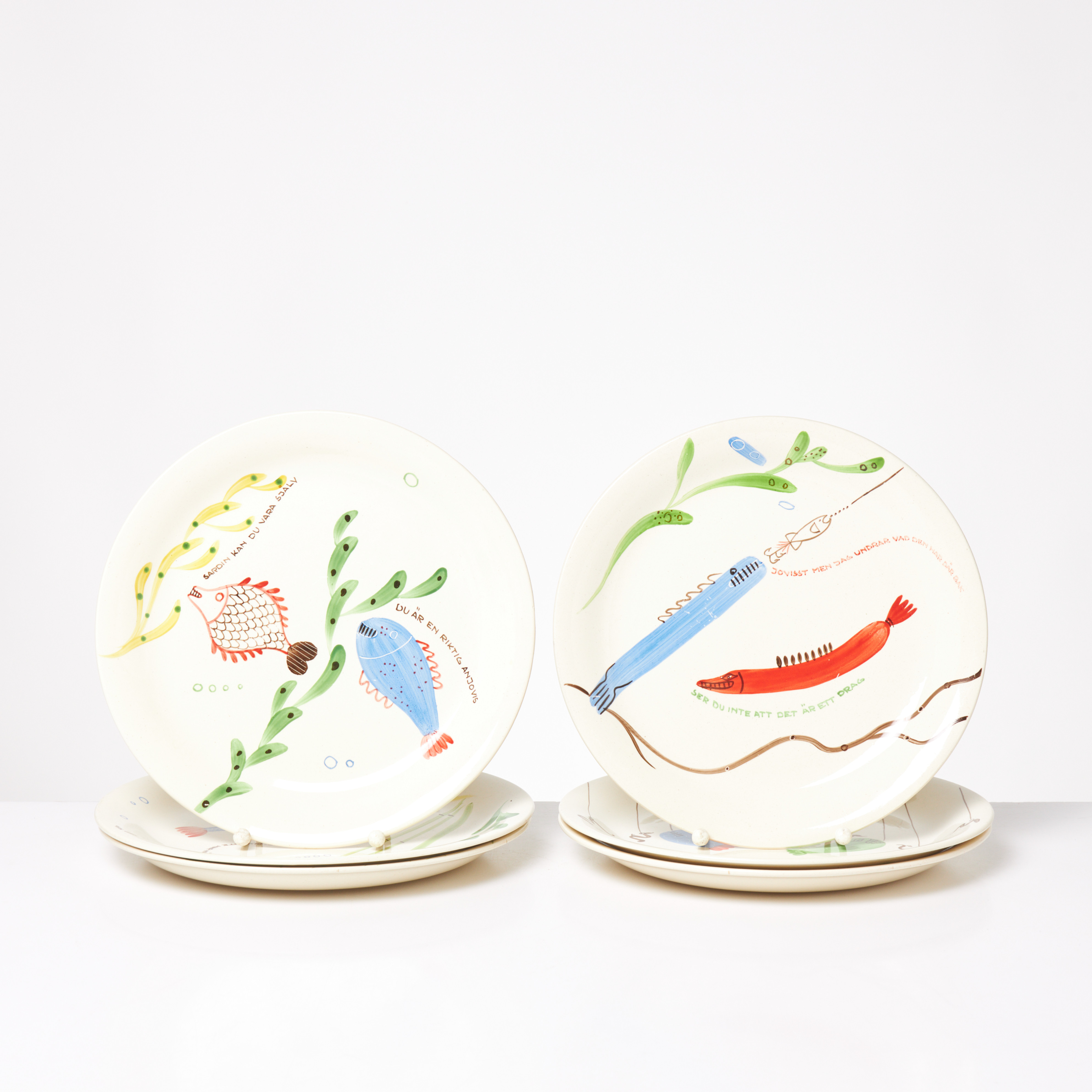 STIG LINDBERG. 6 st, tallrikar, "Löja", Gustavsberg, flintporslin, handmålade dekorer, 1945-50 tal, merparten stämpelmärkta med datering.
