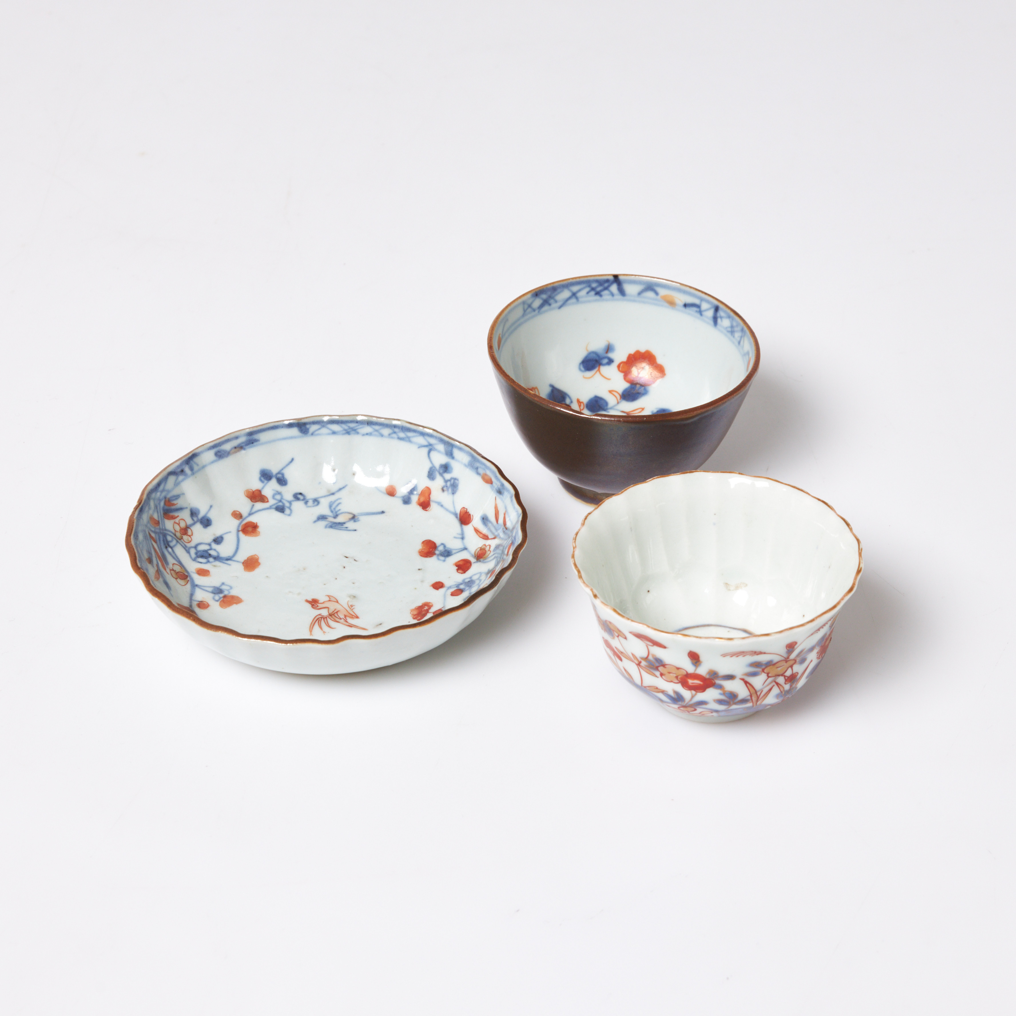 SKÅLAR samt FAT. Kina, porslin, Qianlong (1736-1795), cafe-au-lait-glasyr, famille rose.