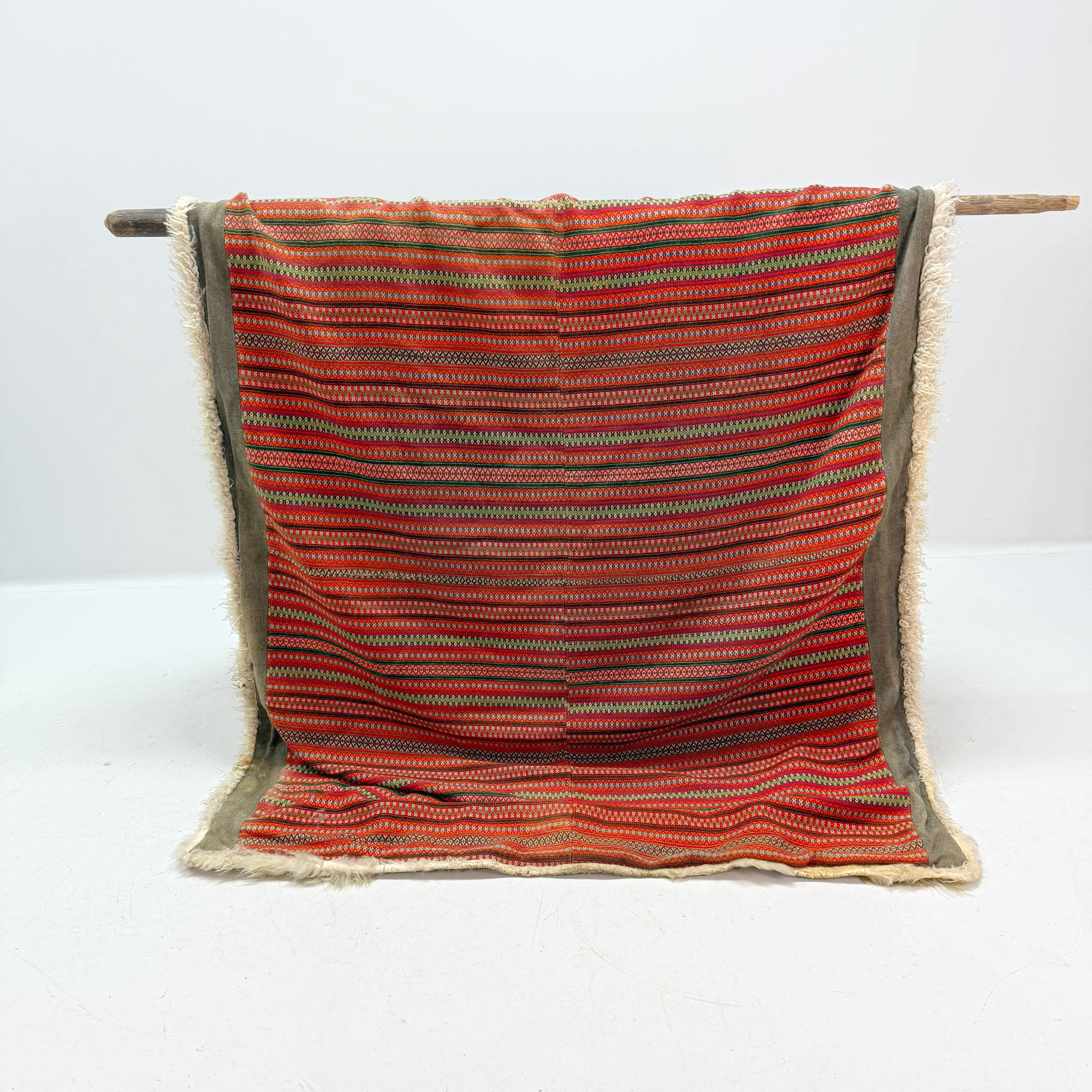 FORTÄCKE / ÅKTÄCKE - allmoge, handvävd textil, fårskinn.