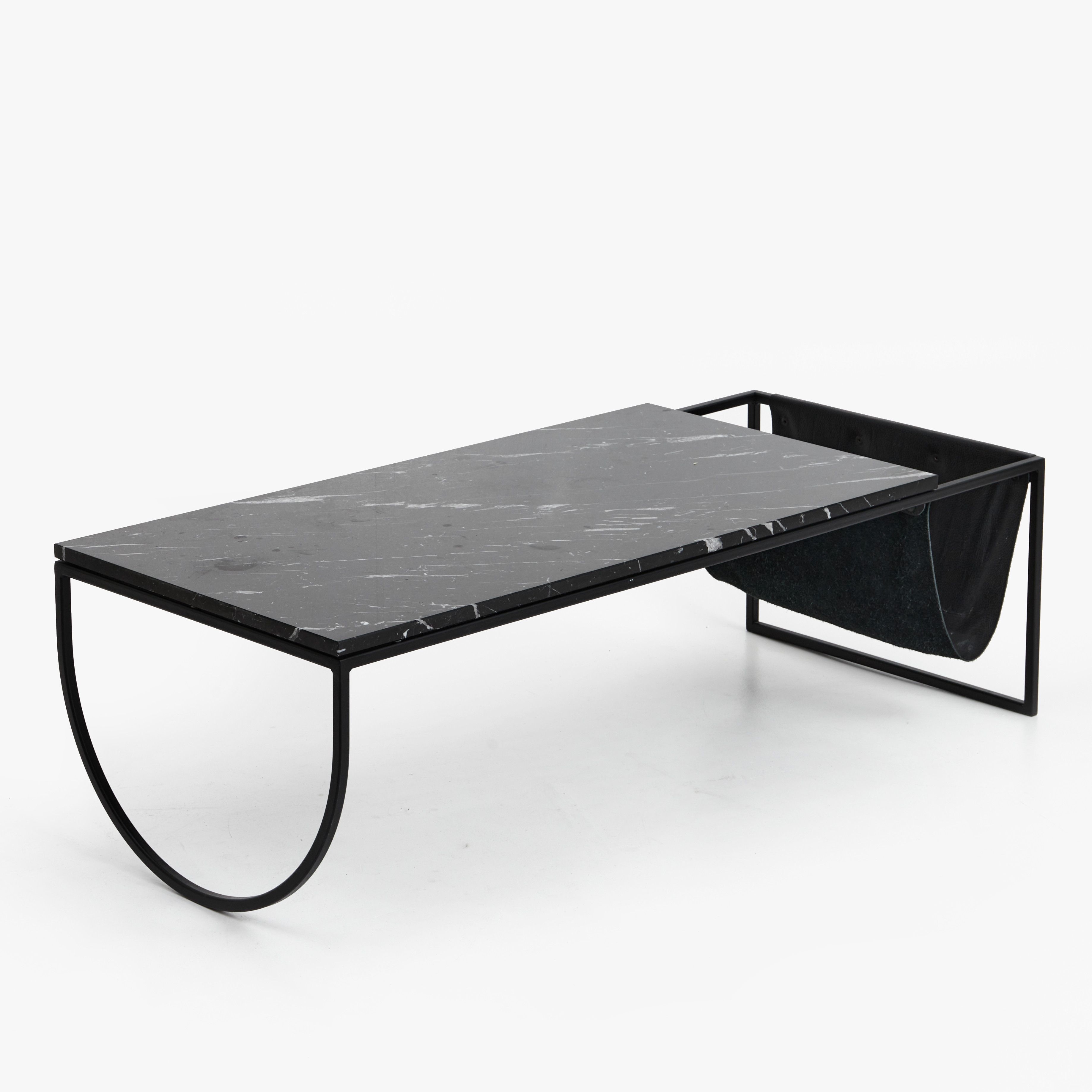 SOFFBORD, "Piero", Bolia, 2000-tal. Svart marmorskiva, tidningsvagga i svart läder, svartlackerad metallstomme.