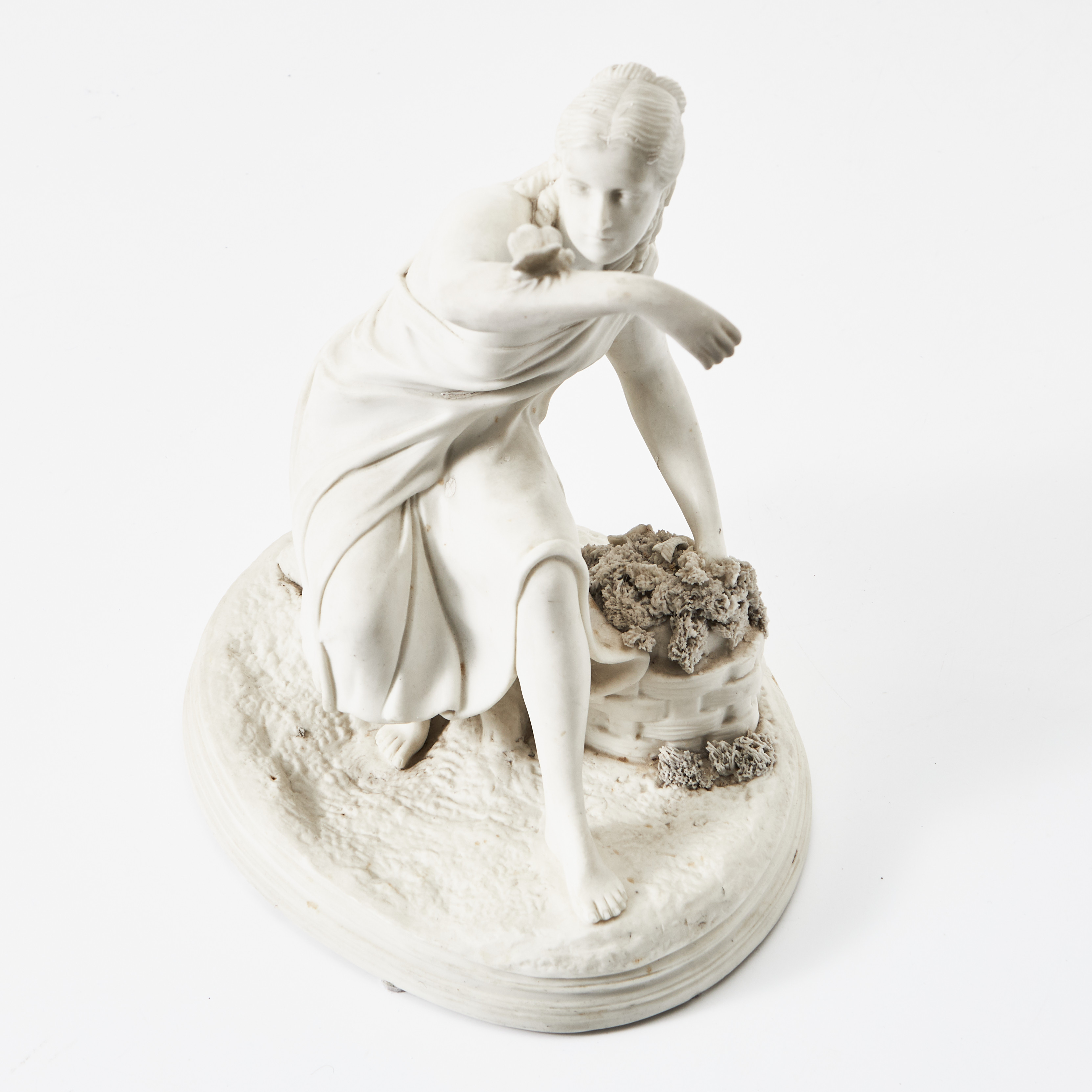 FIGURIN, parian, sittande kvinnofigur med en fjäril på armen, märkt Gustafsberg, 1900-talets början.