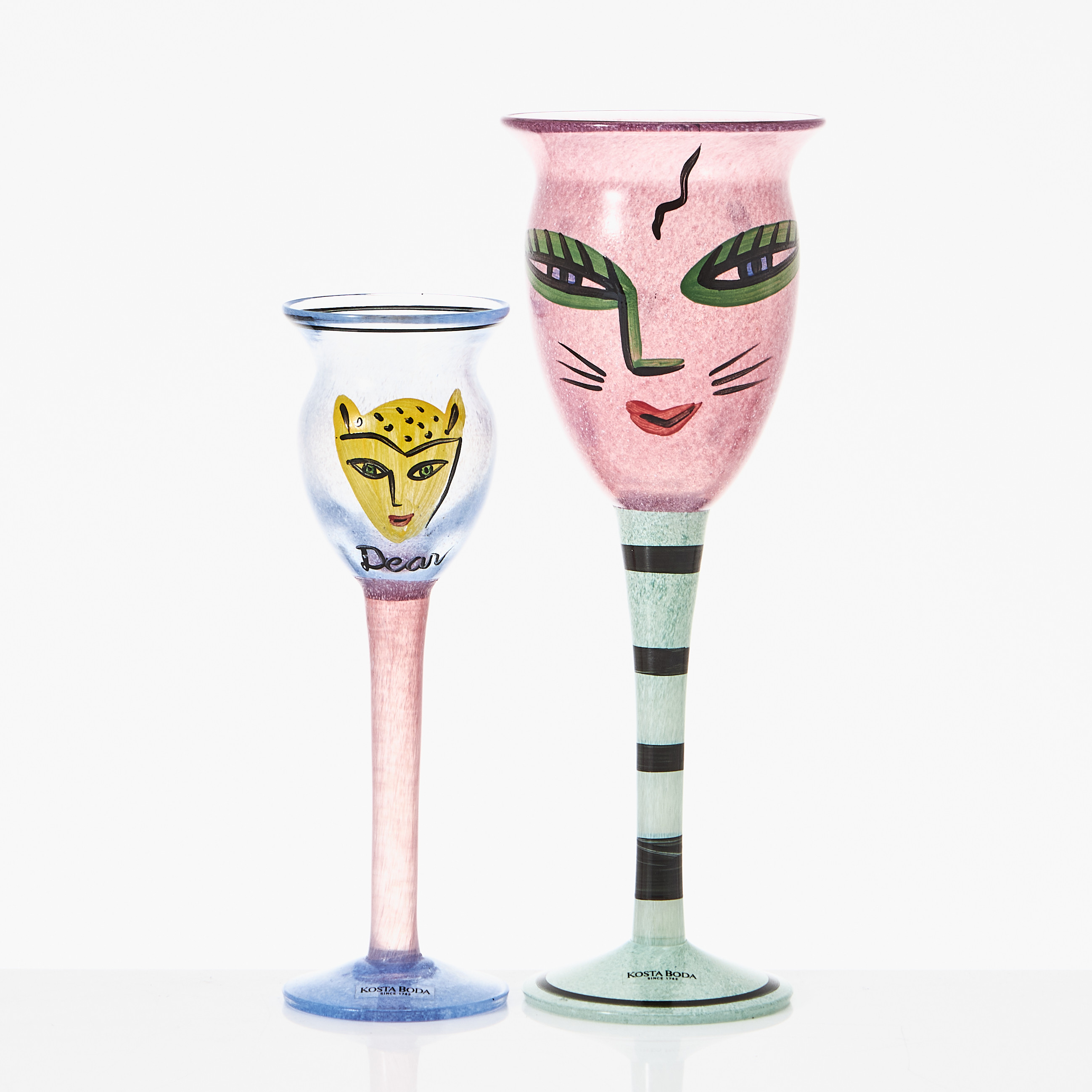 ULRICA HYDMAN-VALLIEN. Pokalglas, 2 st., en med namn Dear, polykrom dekor, märkta Artist Collection, Kosta Boda.