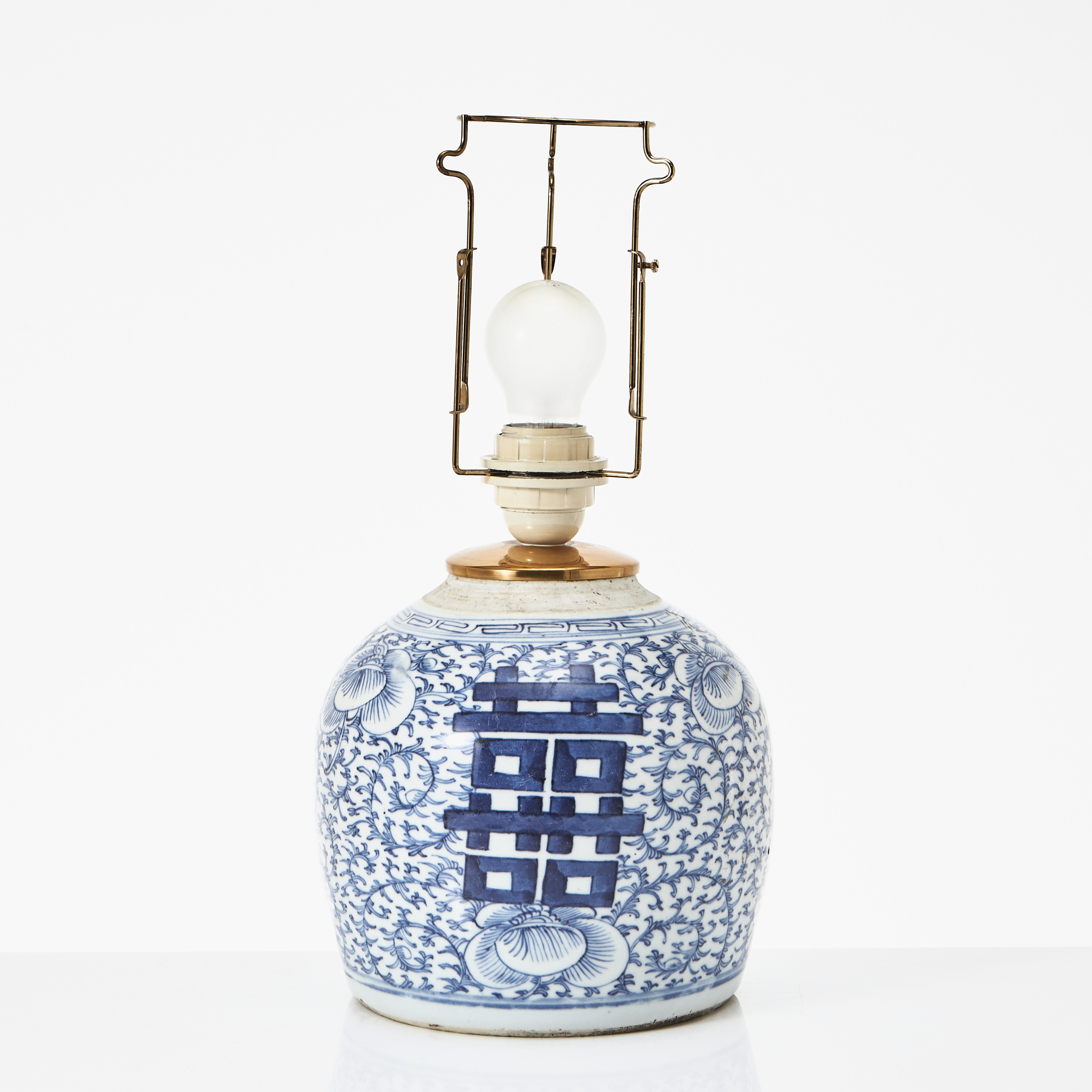BORDSLAMPA, porslin, Kina, omarbetad från bojan, 1800-talets andra hälft, dekor med lyckotecken.