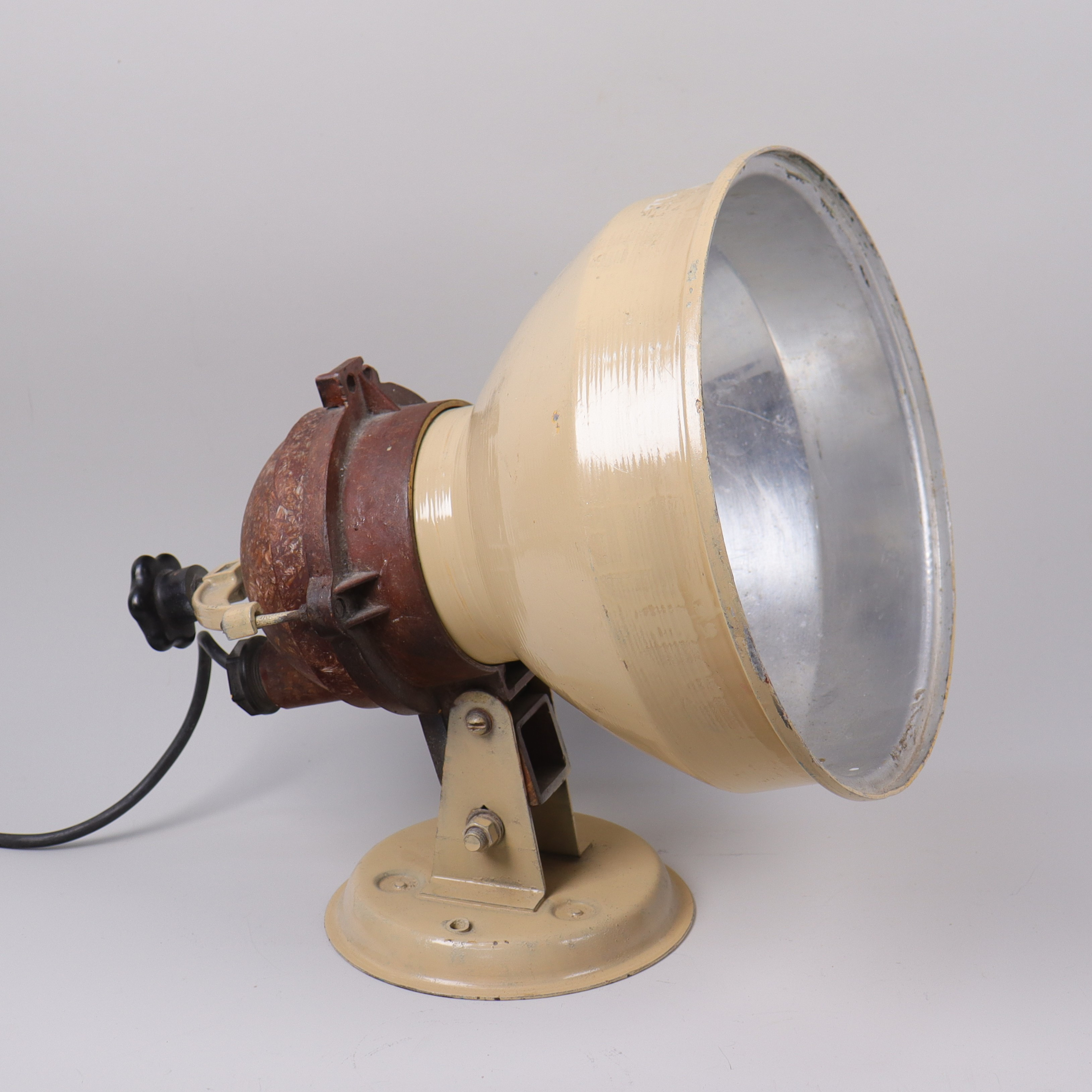 VÄGGLAMPA, industrimodell, plåt och bakelit, 1940/50-tal.