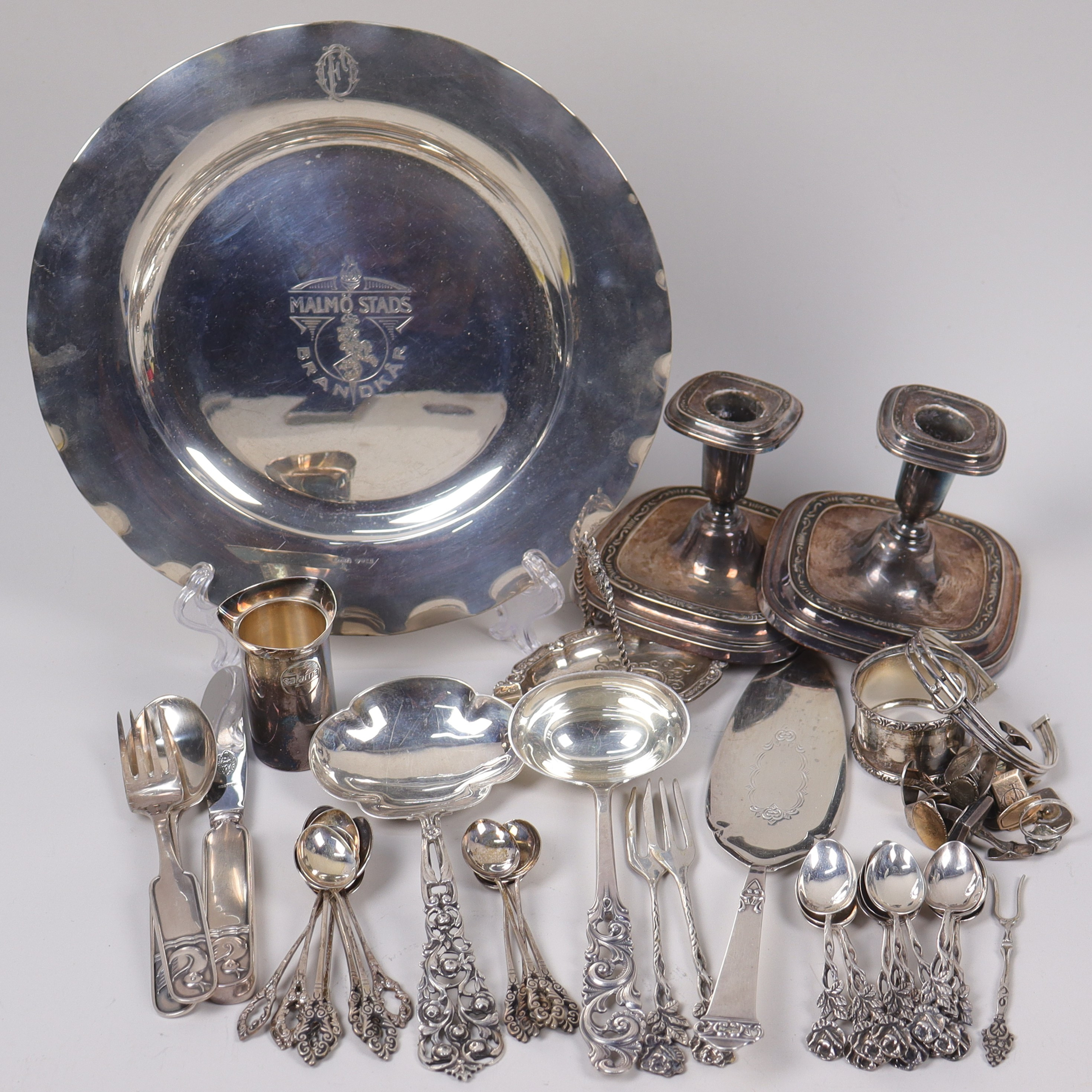 SILVER, bestickdelar, fat, manschettknappar mm, total vikt 949 gram.