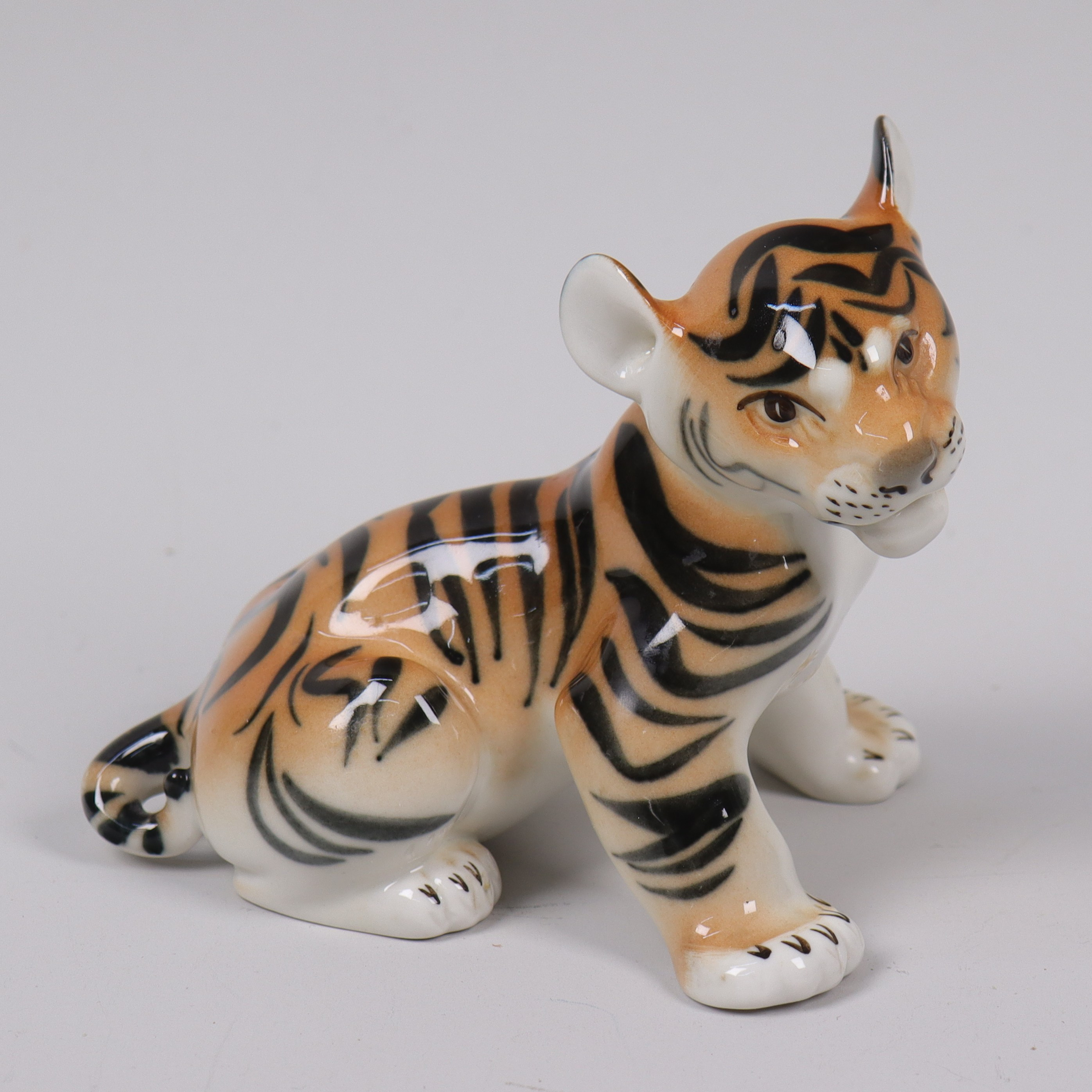 FIGURIN, Lomonosov, Ryssland, tigerunge i porslin.
